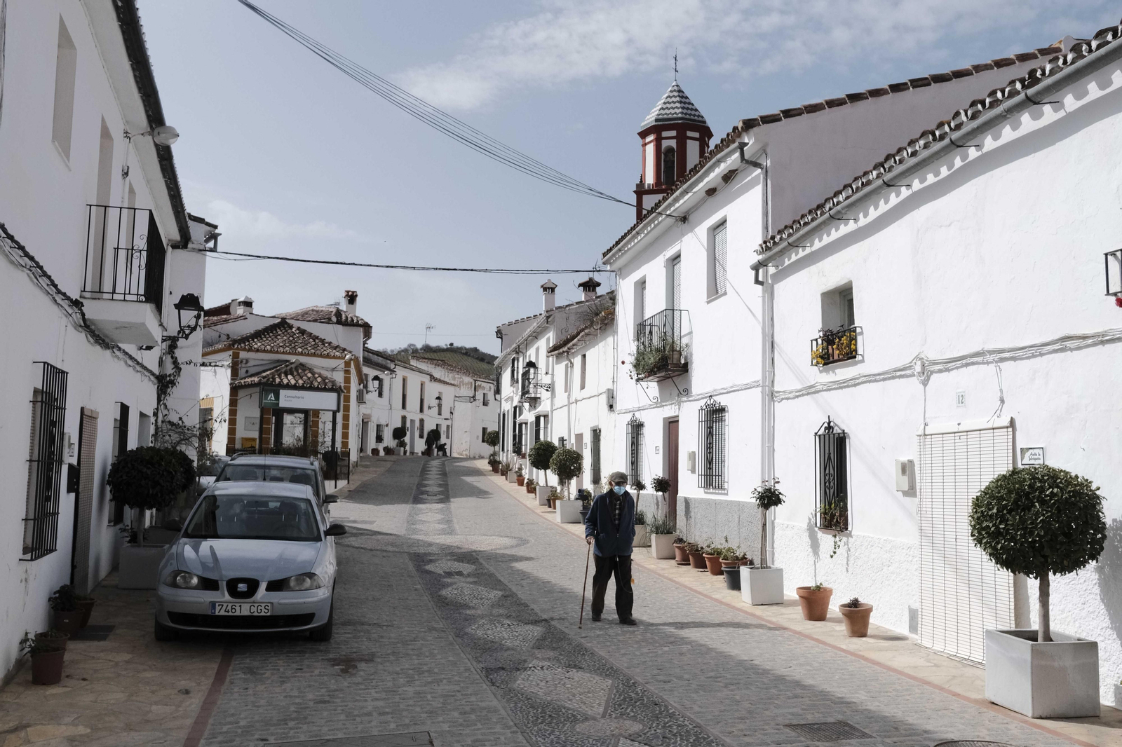 Vecino pasea por las calles de Atajate