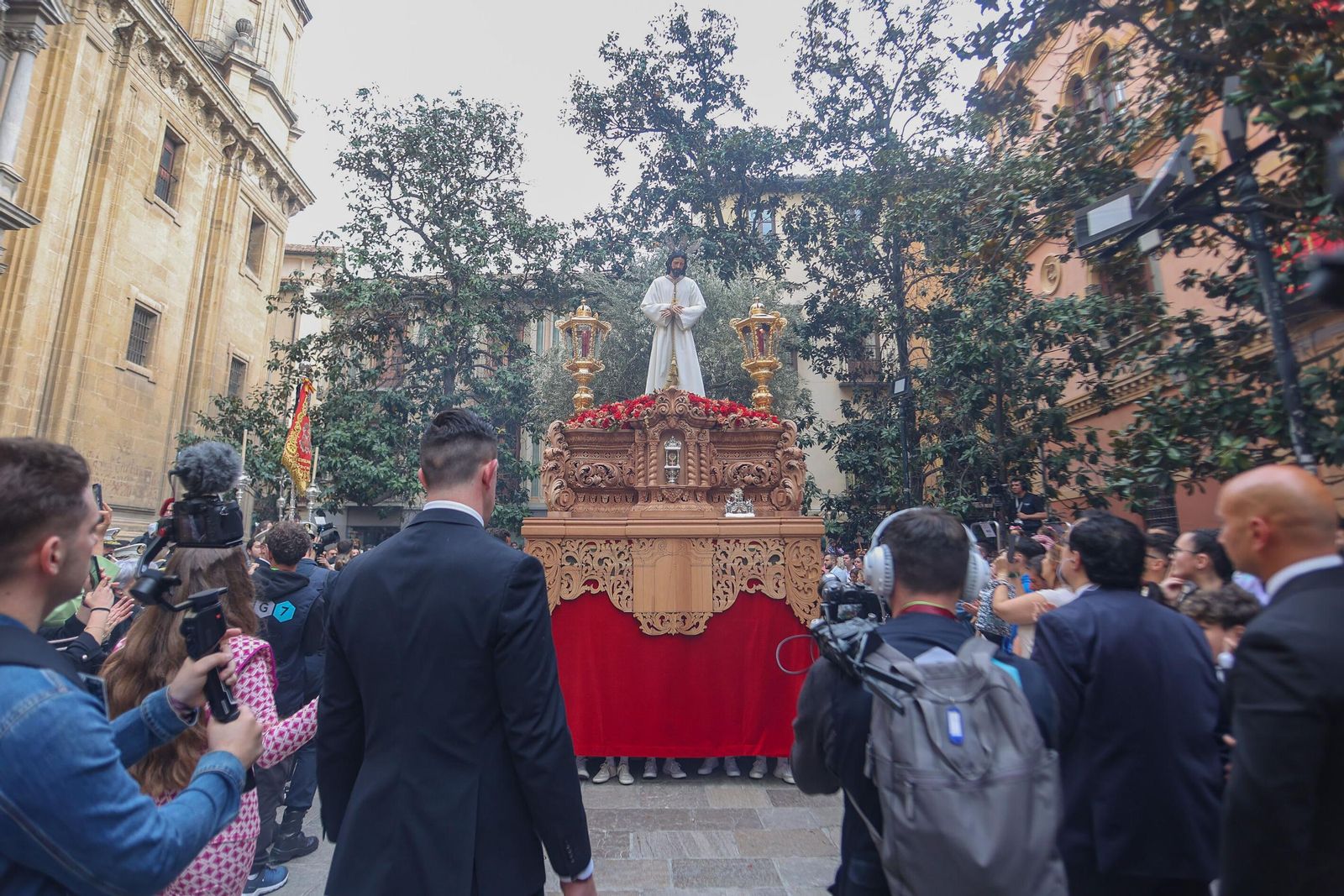 Así vivió Granada la salida de la Hermandad del Cautivo