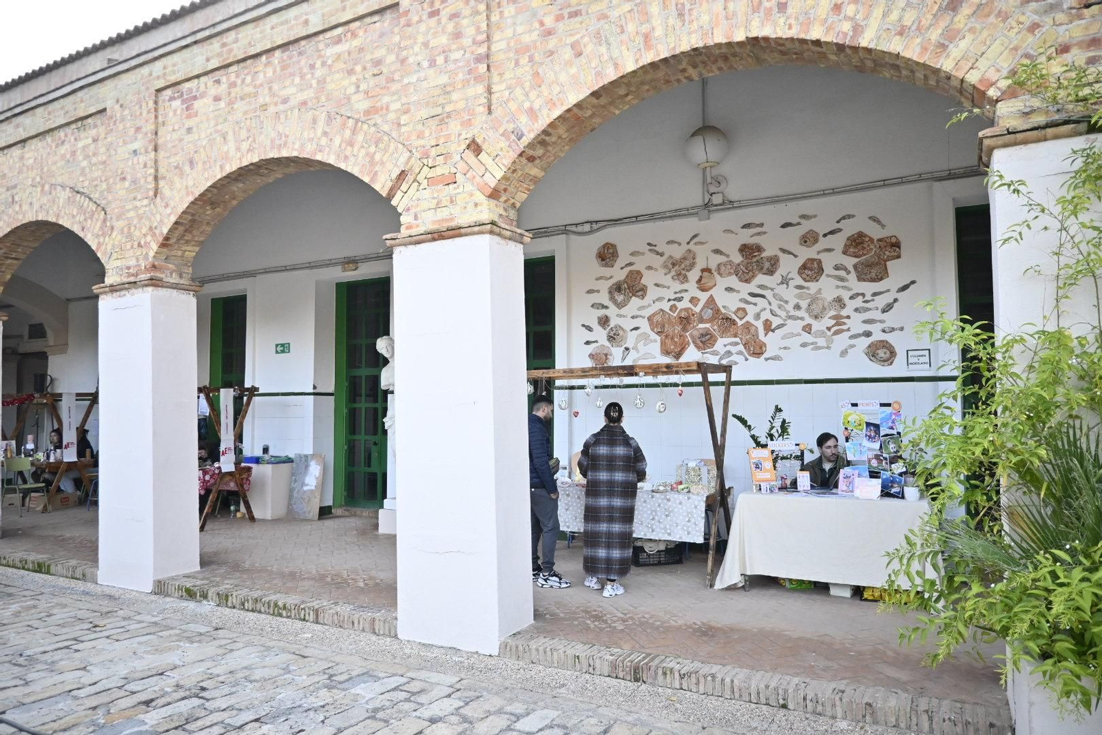 Imágenes del tradicional mercadillo de navidad de la escuela de arte León Ortega