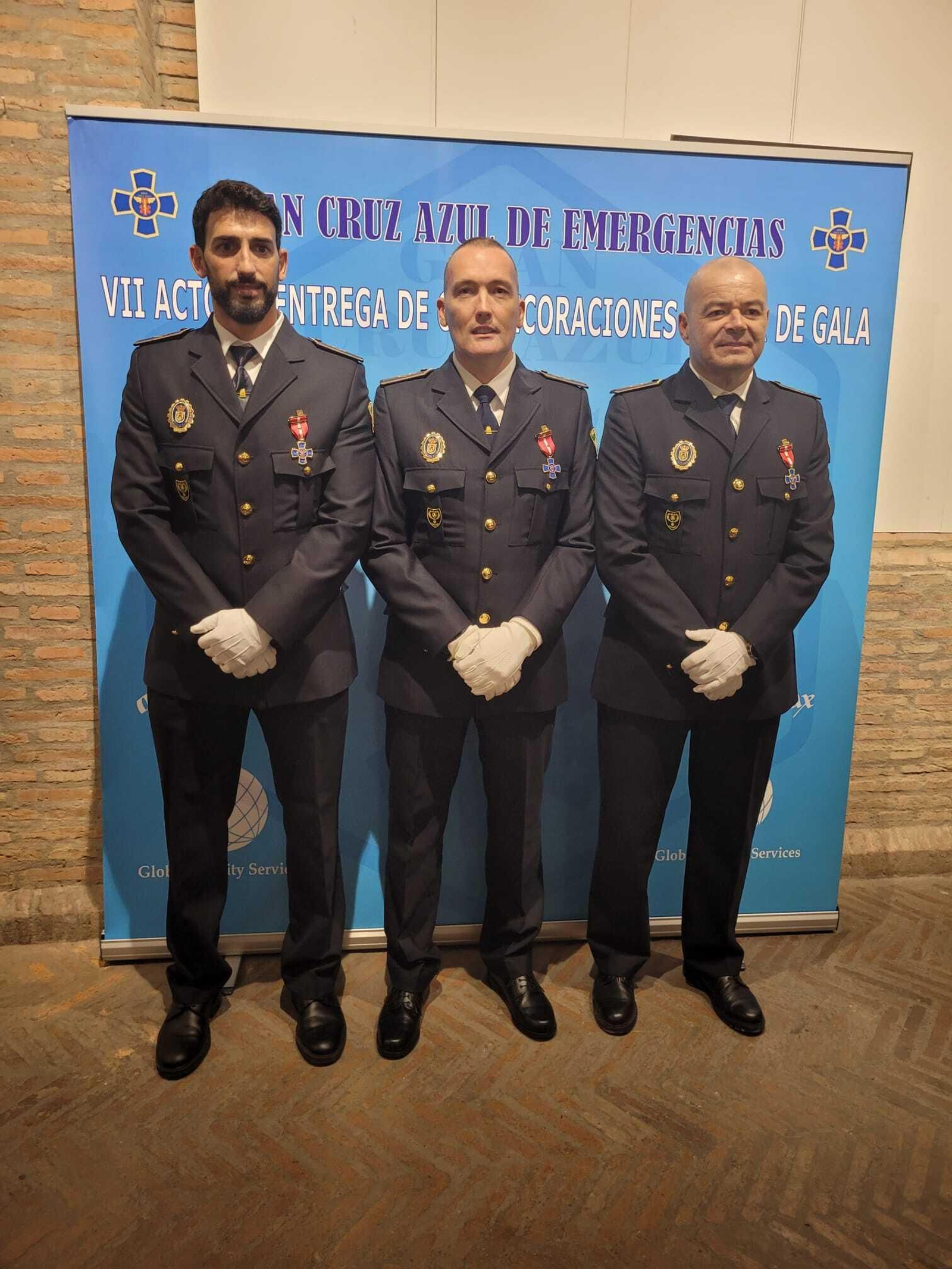 Tres de los agentes condecorados.