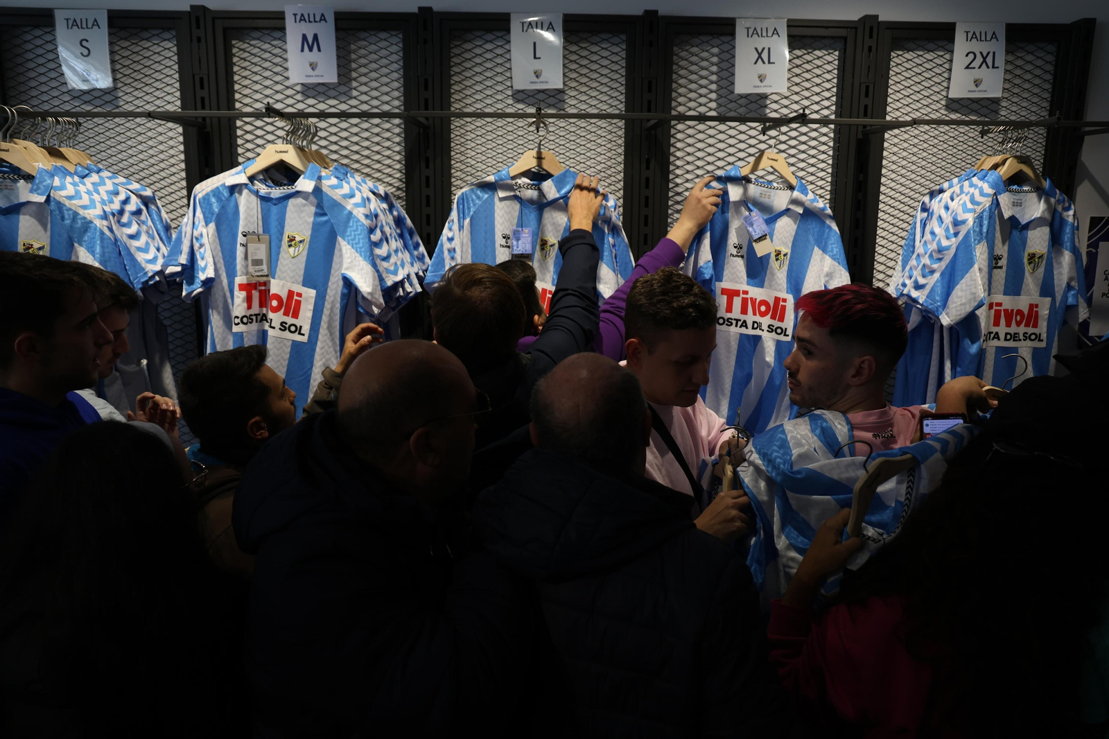 Locura en la tienda de La Rosaleda por la nueva camiseta