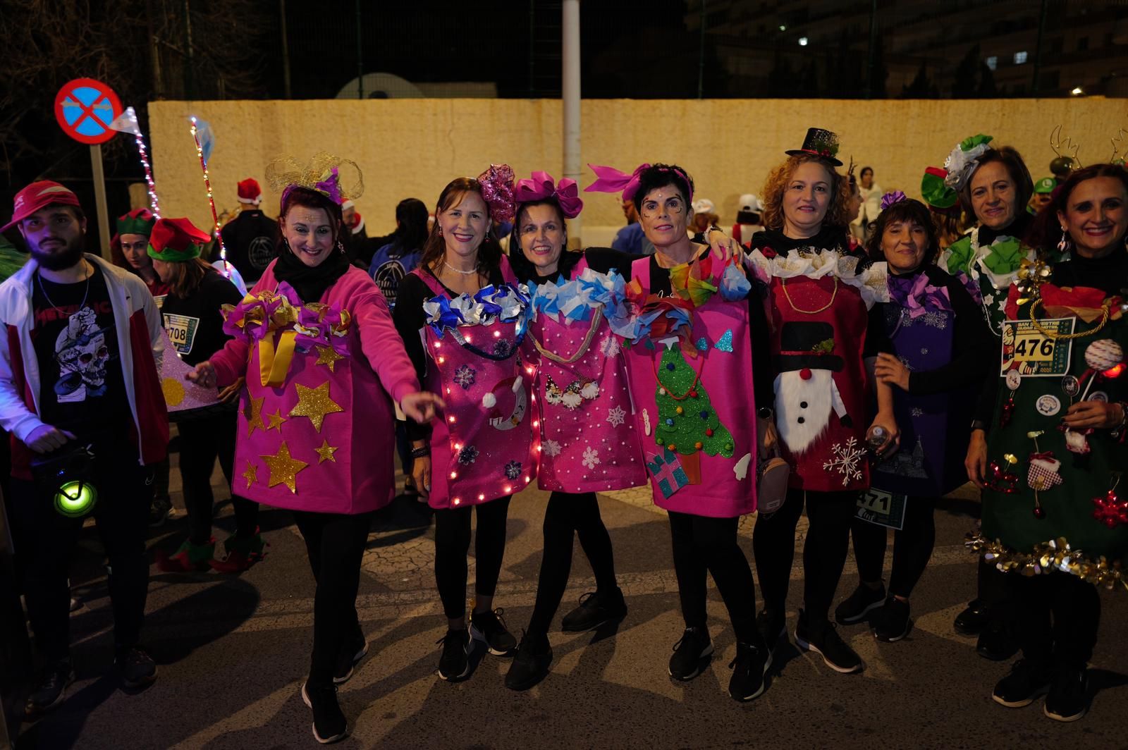 Trolls, coches de choque, bolsas de regalo o exploradores del Parque Jurásico: Así ha sido la San Silvestre de Motril