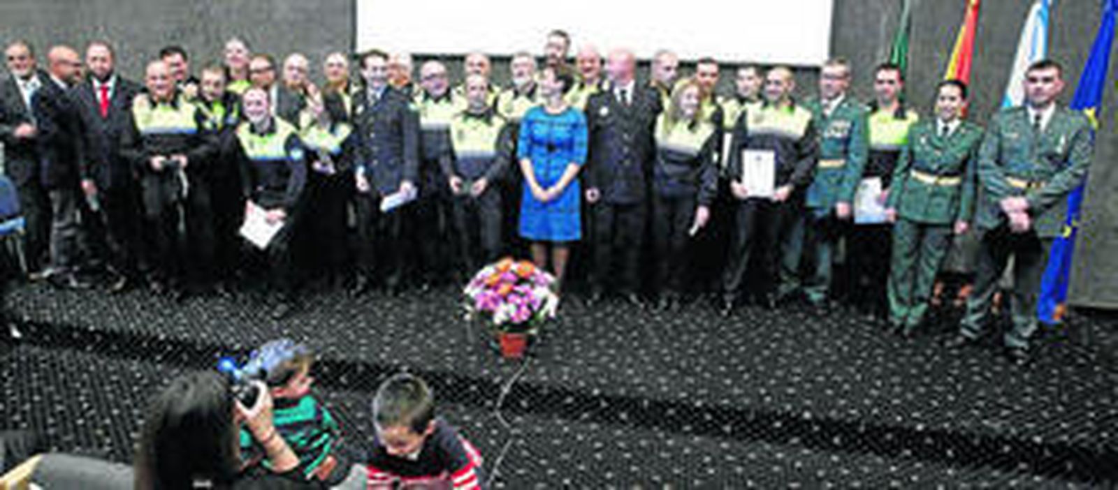 1. Foto de familia, en la que aparecen los galardonados y la alcaldesa de la ciudad, Gemma Araujo 2. Los familiares de Óscar Muñoz, junto a Antonio Durán.   3. La hija de Eleuterio Morales acude a recibir el galardón de éste. 4. La sala Cádiz del Palacio de Congresos, atestada. Reportaje gráfico: Erasmo Fenoy.