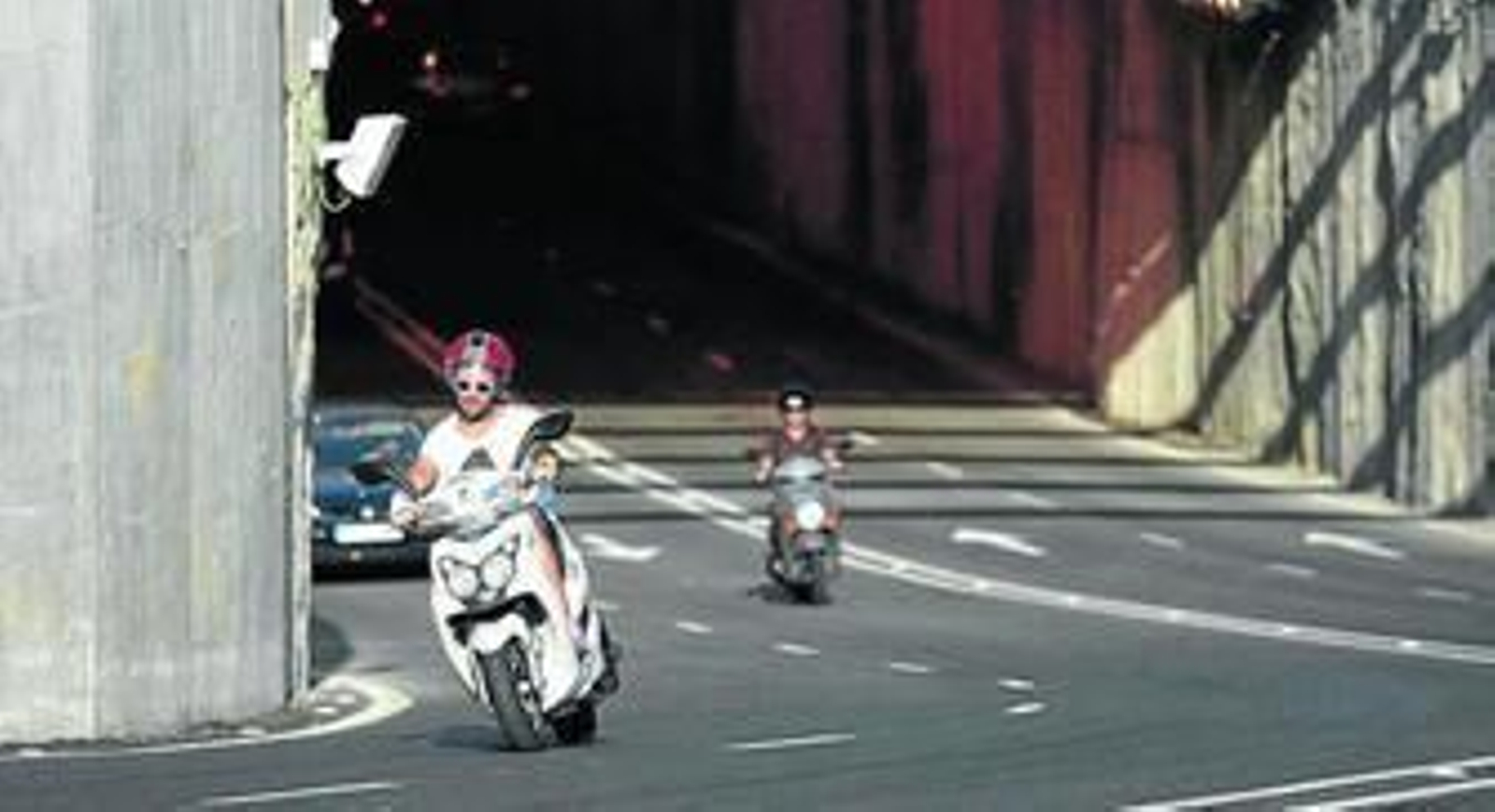 Dos motoristas cruzan ayer el túnel de Bueno Monreal.