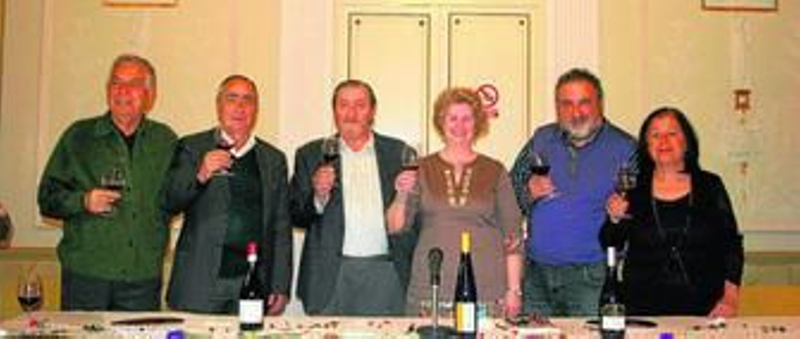 Paco Calvache, en el centro, en la presentación del libro de Carmen Ravassa y junto a sus vinos el pasado año.