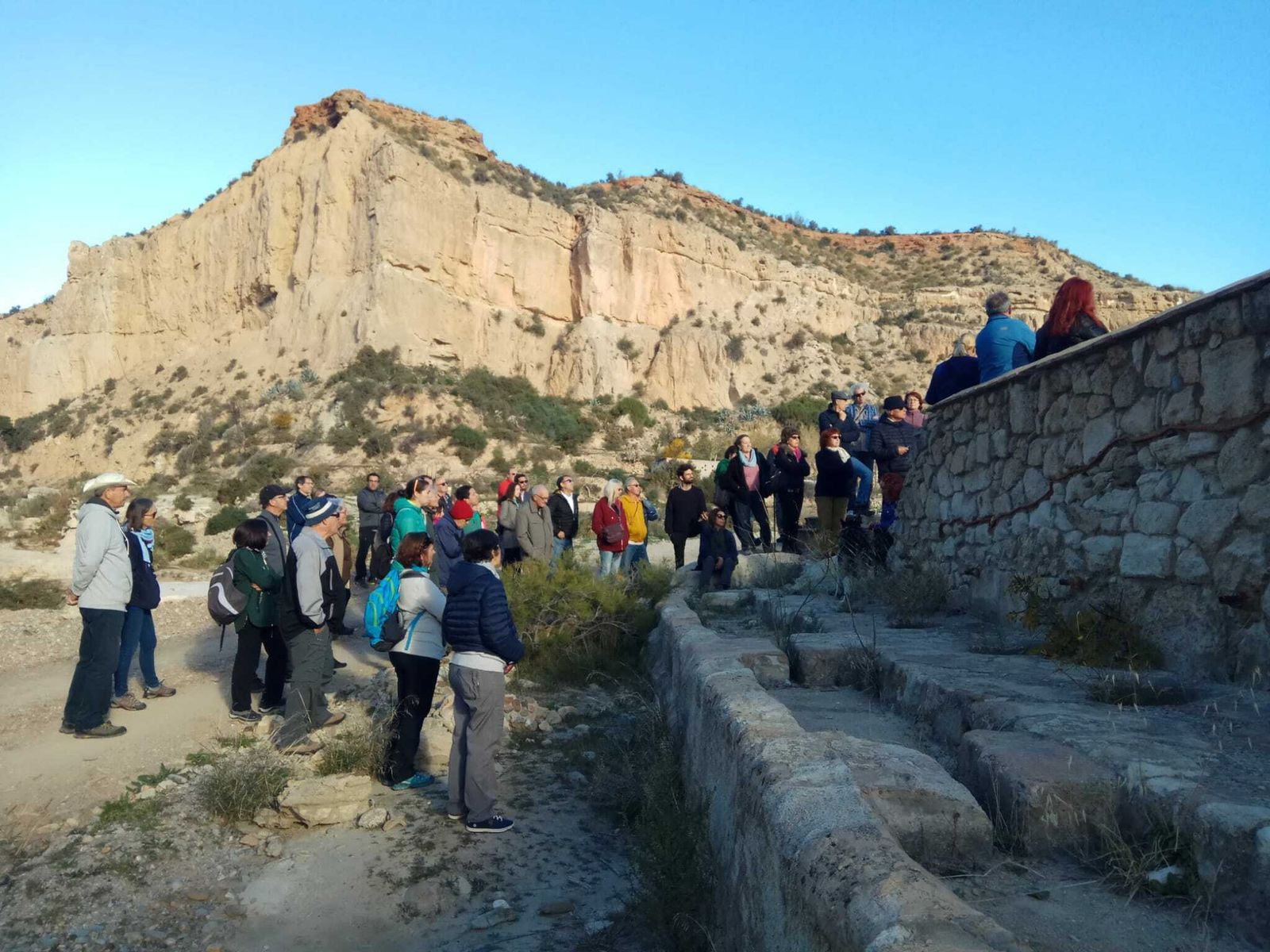 La Ruta arqueológica fue un éxito ya que hubo personas que se quedaron fuera del aforo por falta de espacio.