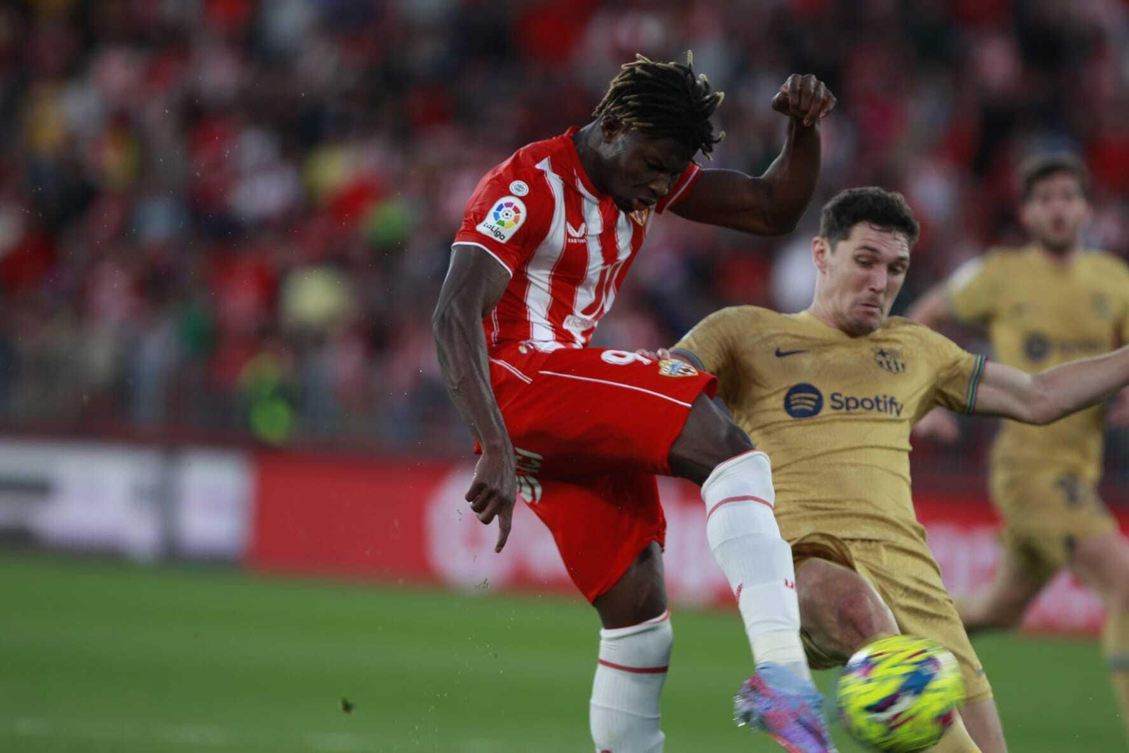 El Bilal en el momento del golpeo de balón ante Christensen que supuso el triunfo ante el Barça