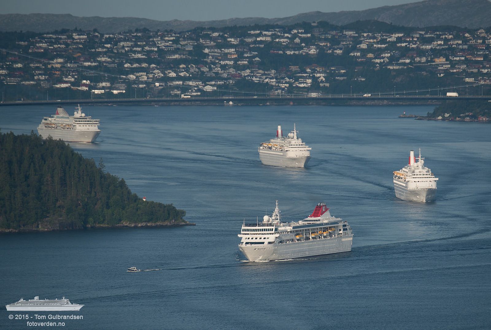 Espectacular imagen de la llegada de los cuatro buques de Fred Olsen al puerto de Bergen, en Noruega, en julio de hace dos años.