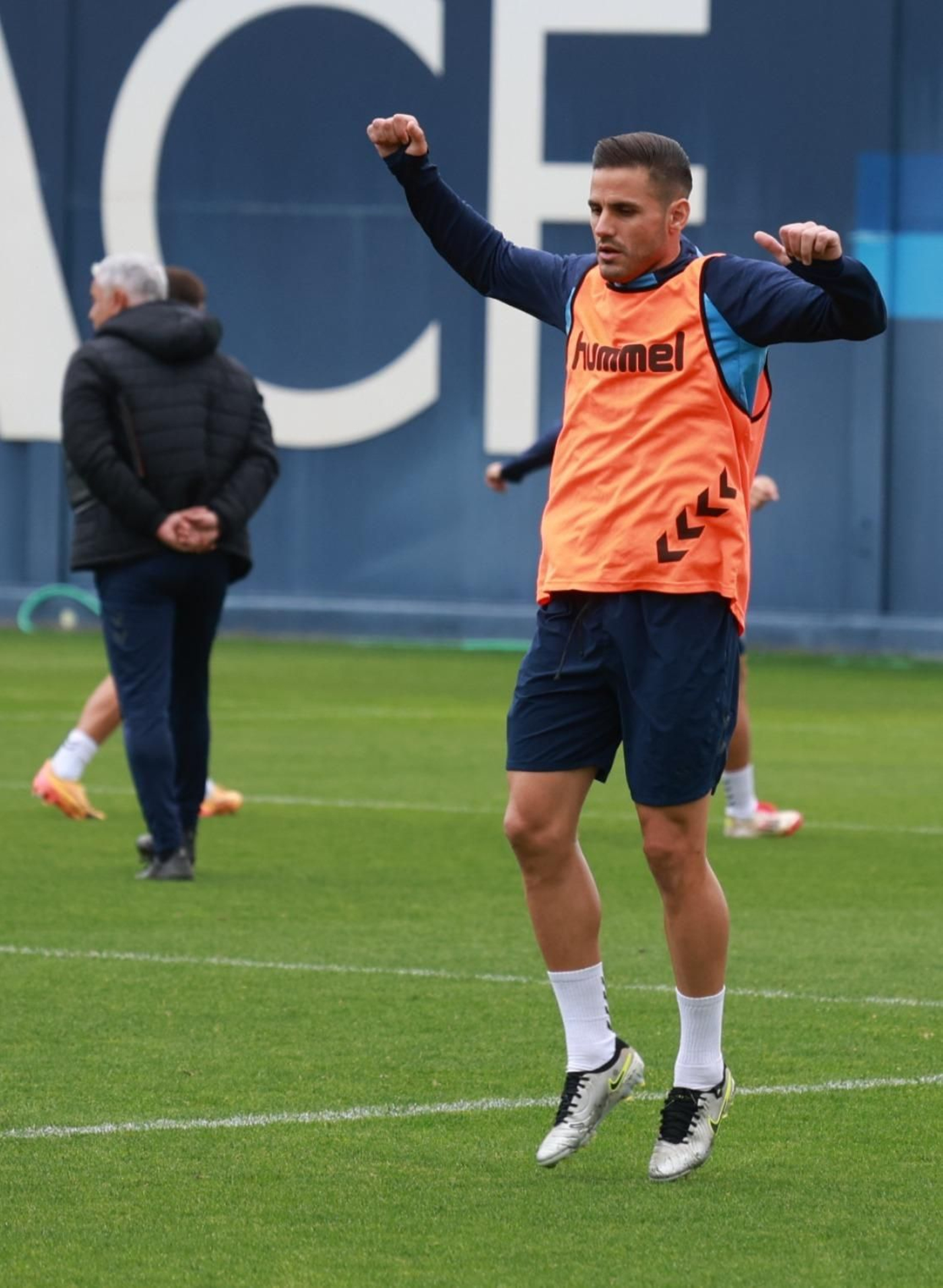 Ramón Enríquez: El capitán reaparece en muletas y sonriente