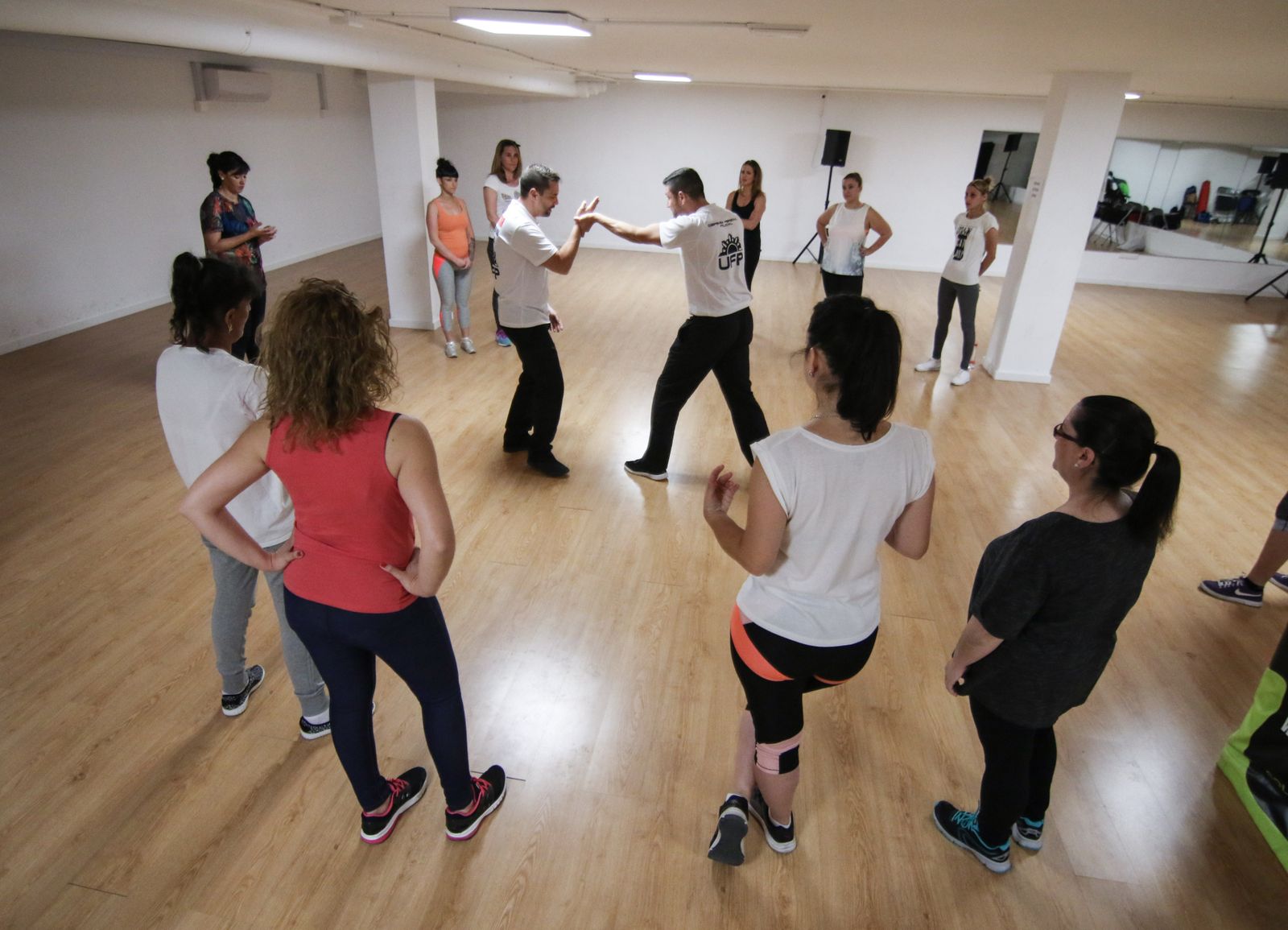 El curso fue impartido por el preparador regional de la Unión Federal de Policía Alejandro Javier Torres Gámez y asistieron en torno a 20 mujeres.
