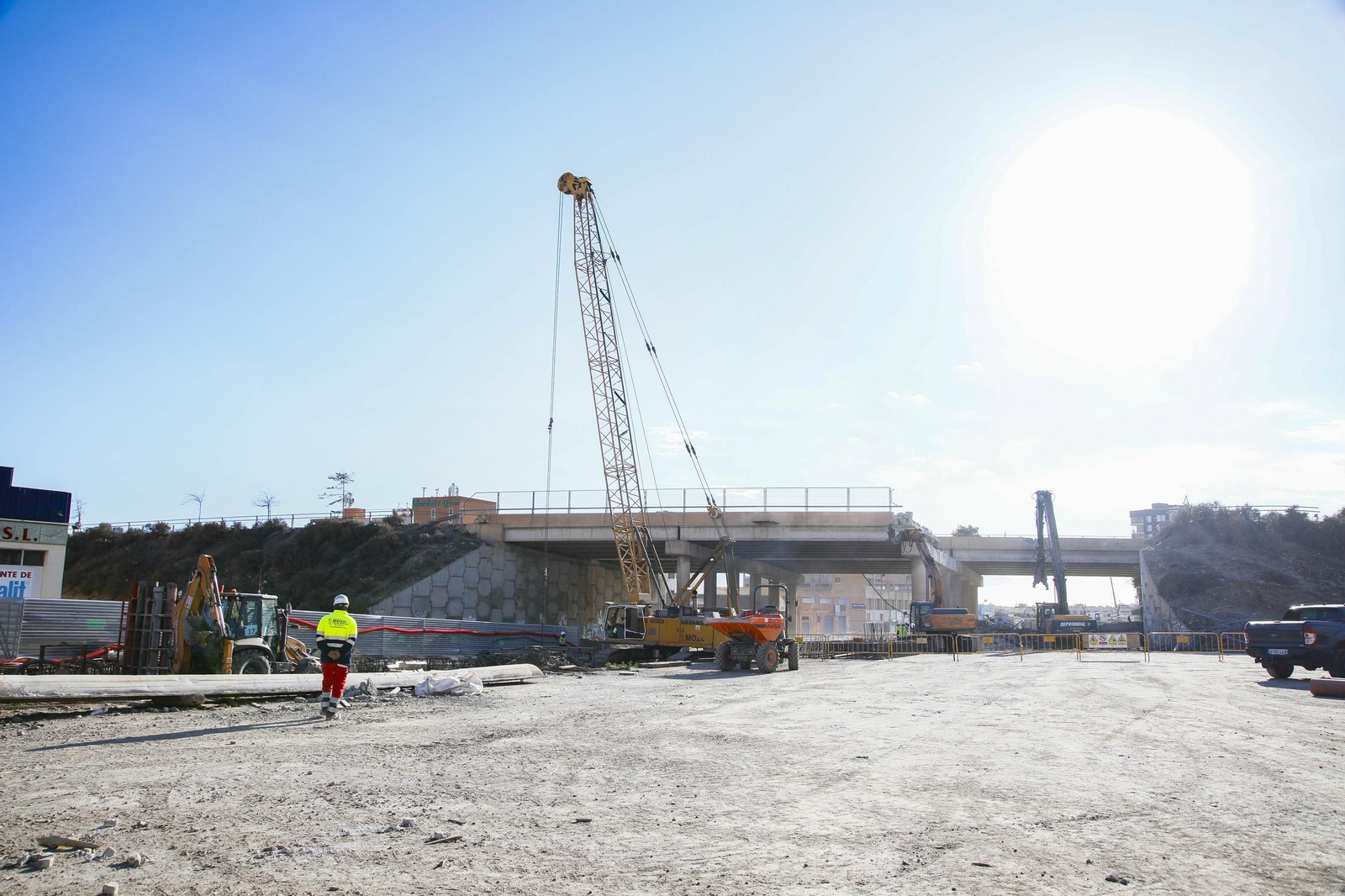 Las mejores imágenes del derribo en el puente de la autovía del aeropuerto y el túnel de La Goleta
