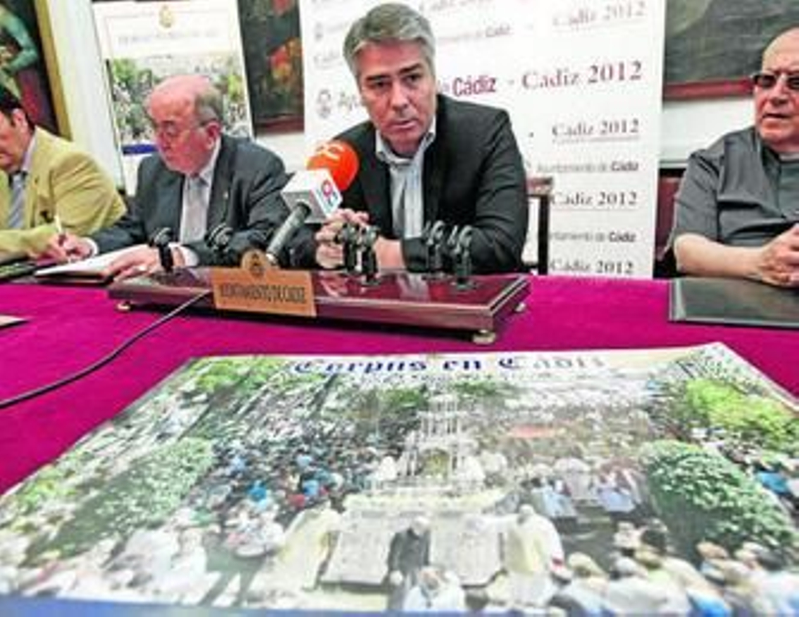 Vicente Sánchez presenta el cartel con la fotografía de Jesús Patrón que anuncia la festividad del Corpus.