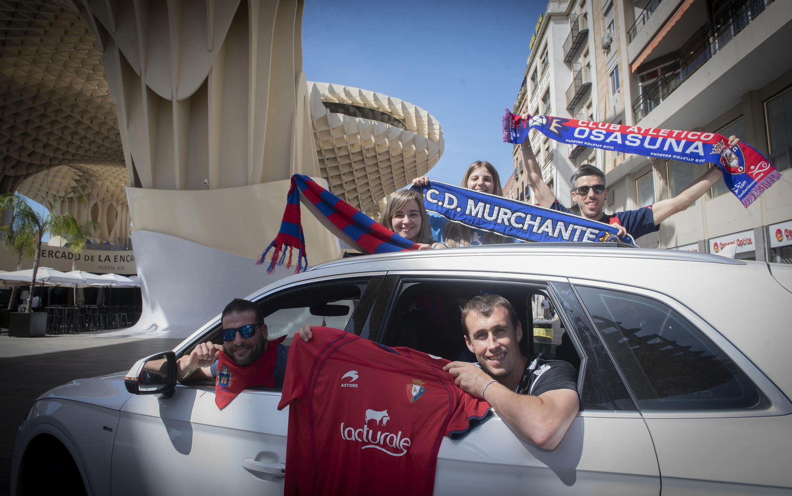 Búscate en las fotos de la afición de Osasuna en Sevilla en la final de la Copa del Rey