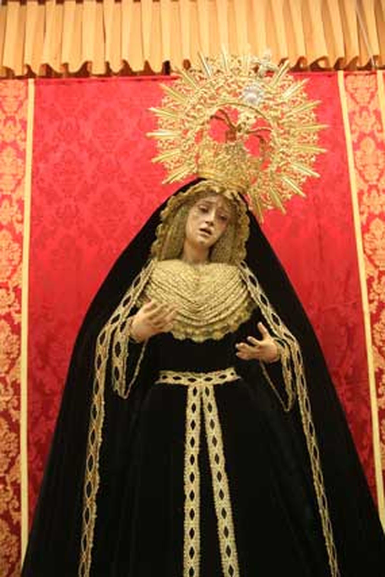 Una dolorosa de luto situada en la zona central de la sala.

Foto: ascarrasco