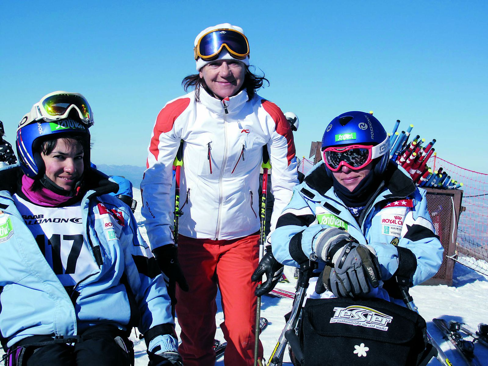 Blanca Fernandez Ochoa posa junto a Irene Villa y Natalíe Carpanedo en Sierra Nevada en los Campeonatos de España de Esquí para Discapacitados en 2009