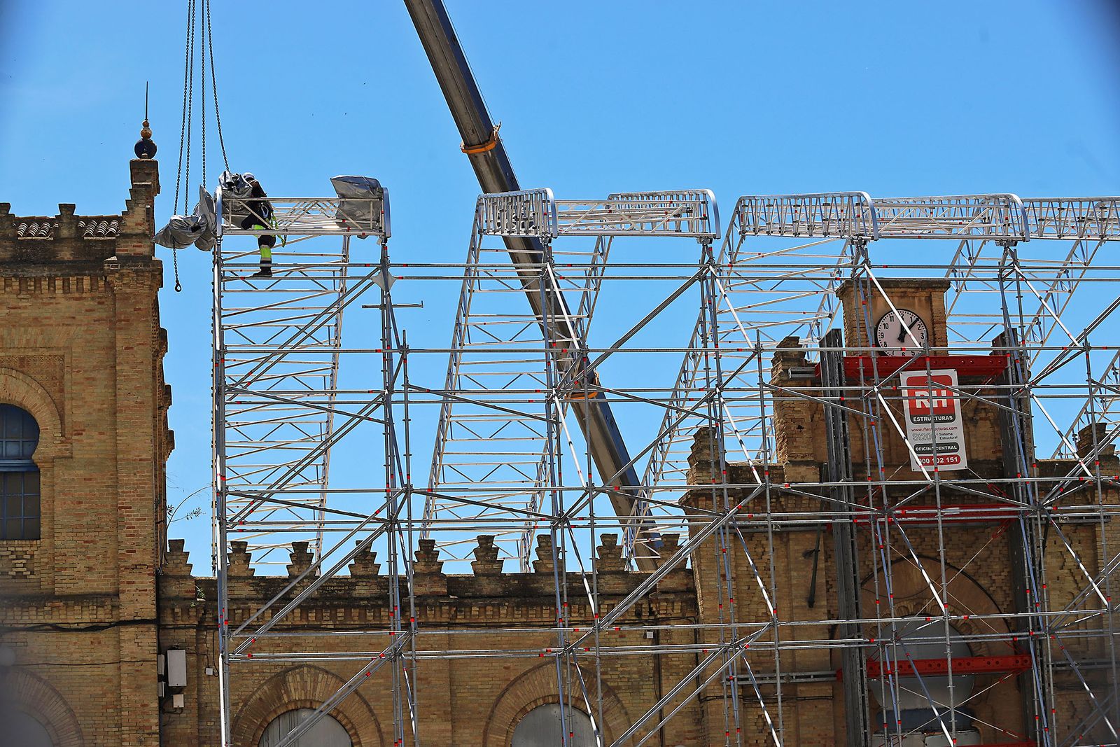 Imágenes del montaje del techo de la antigua estación de trenes de Huelva