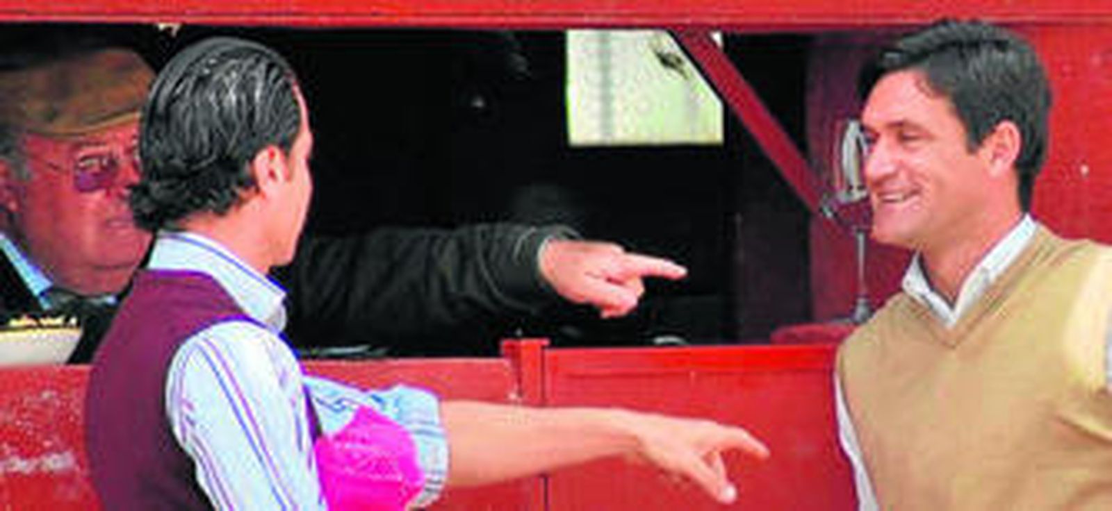 Ganadero y los toreros de Almería cambiando impresiones.