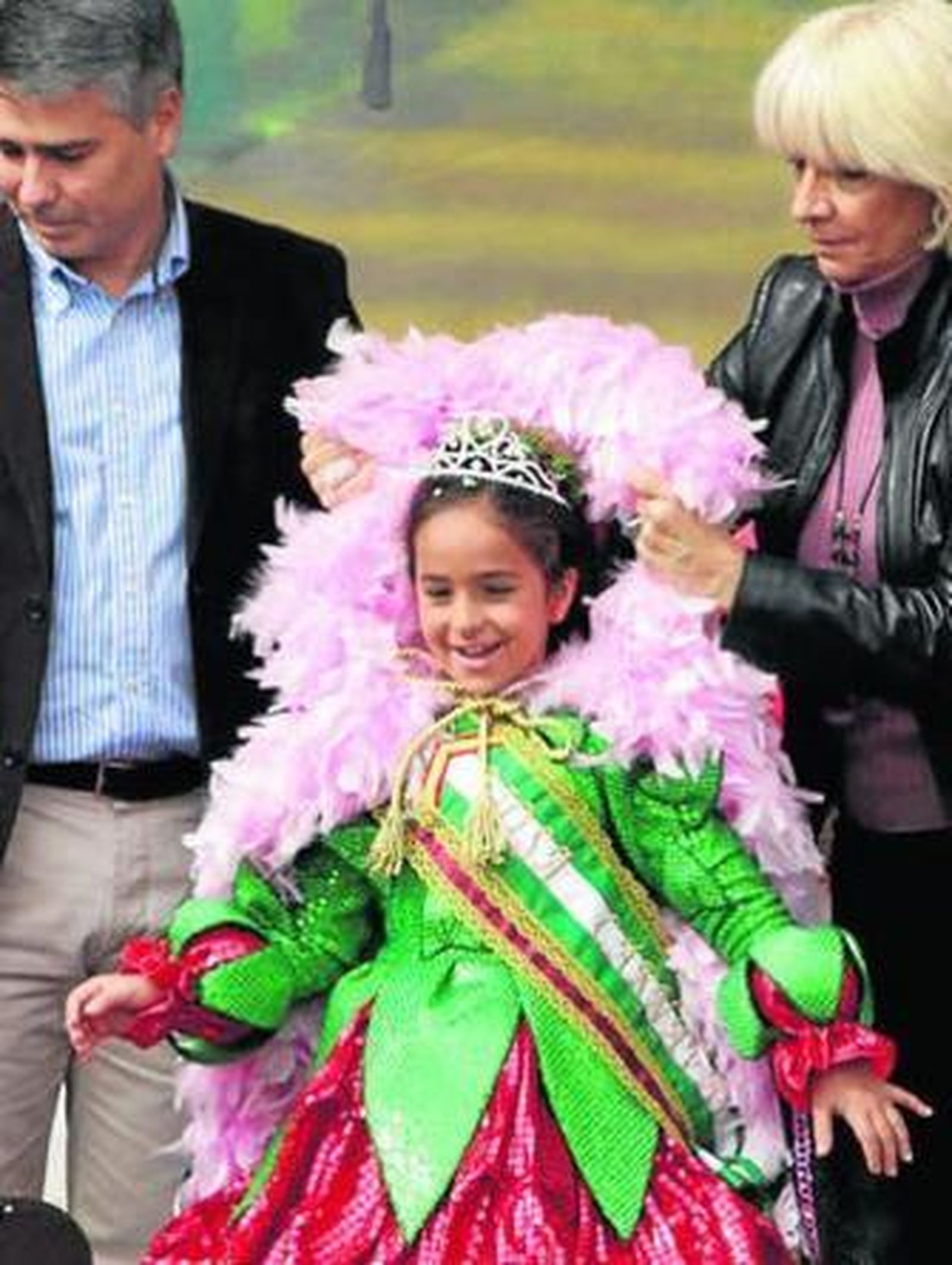 La diosa infantil junto a Vicente Sánchez y Teófila Martínez.