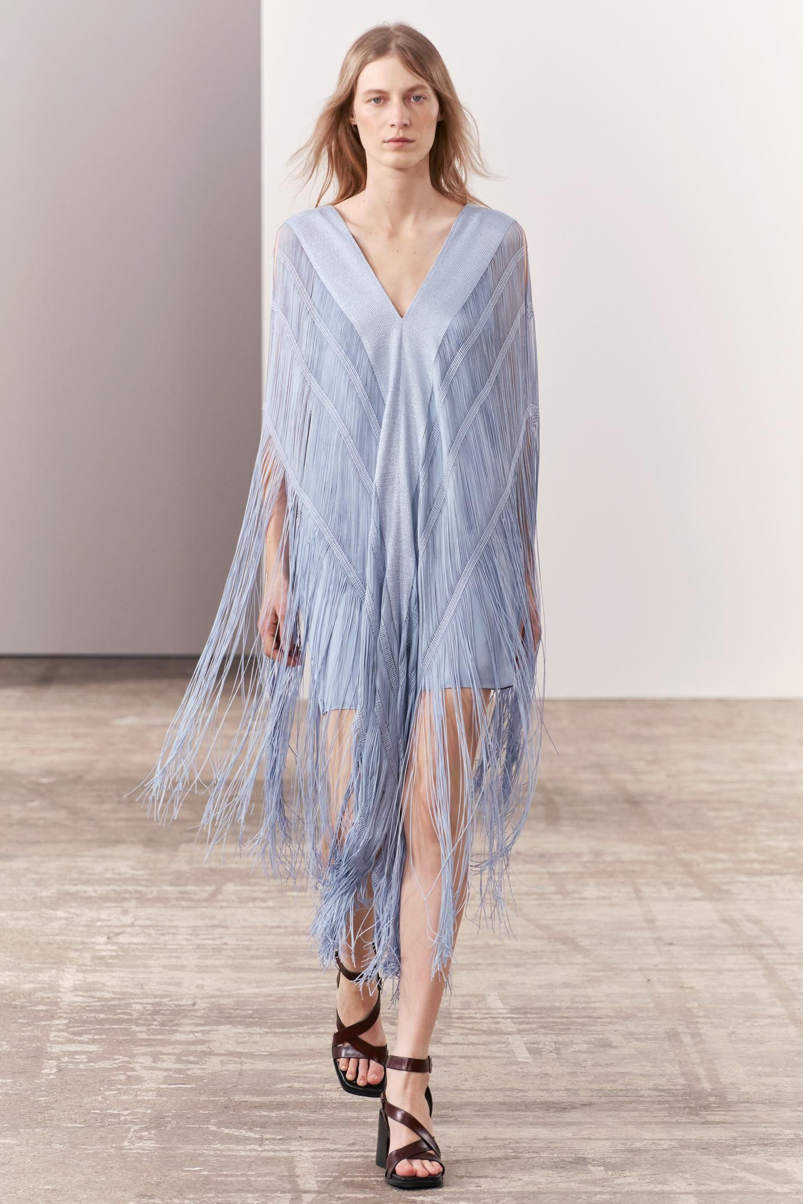 Vestido de flecos de Zara.