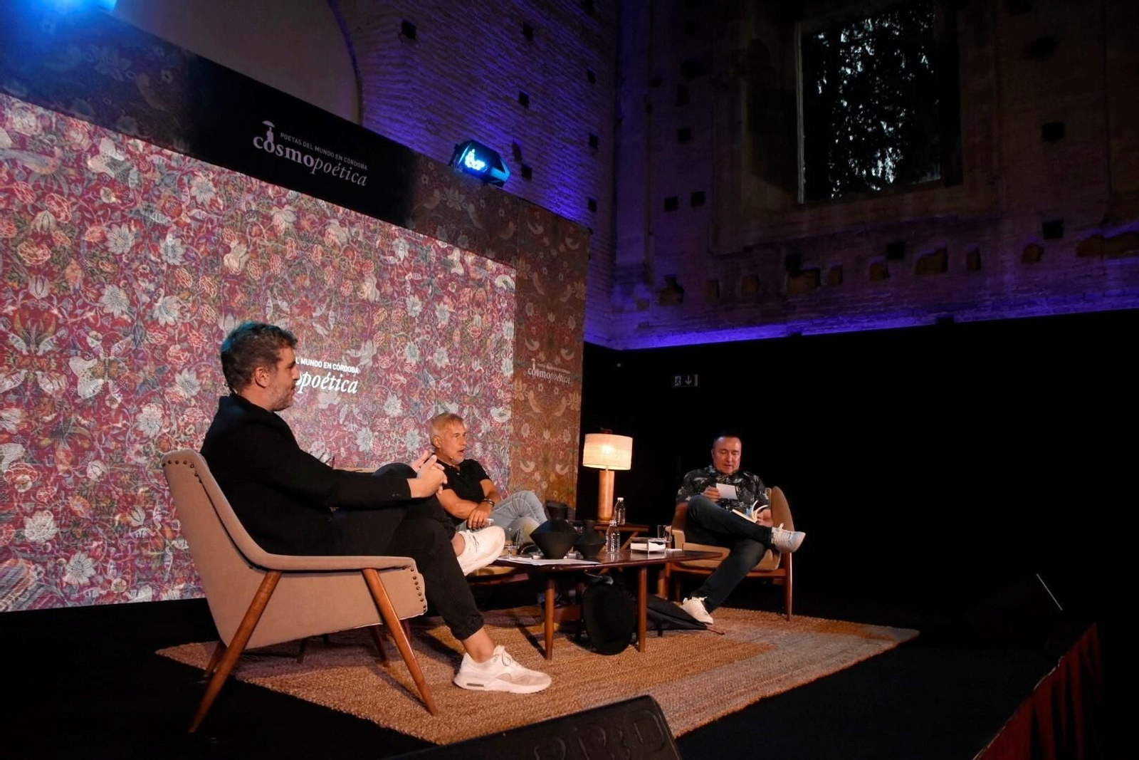 Carlos Marzal, Ignacio Elguero y Antonio Agredano, durante su charla en Cosmopoética.