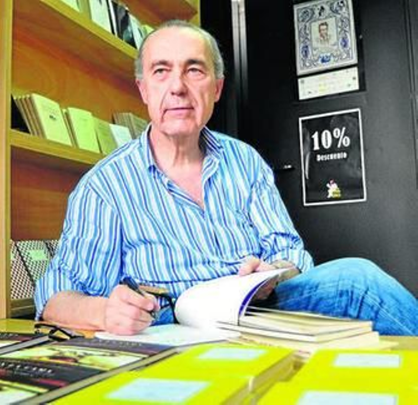 Luis Alberto de Cuenca, ayer, durante su visita a la Feria del Libro.