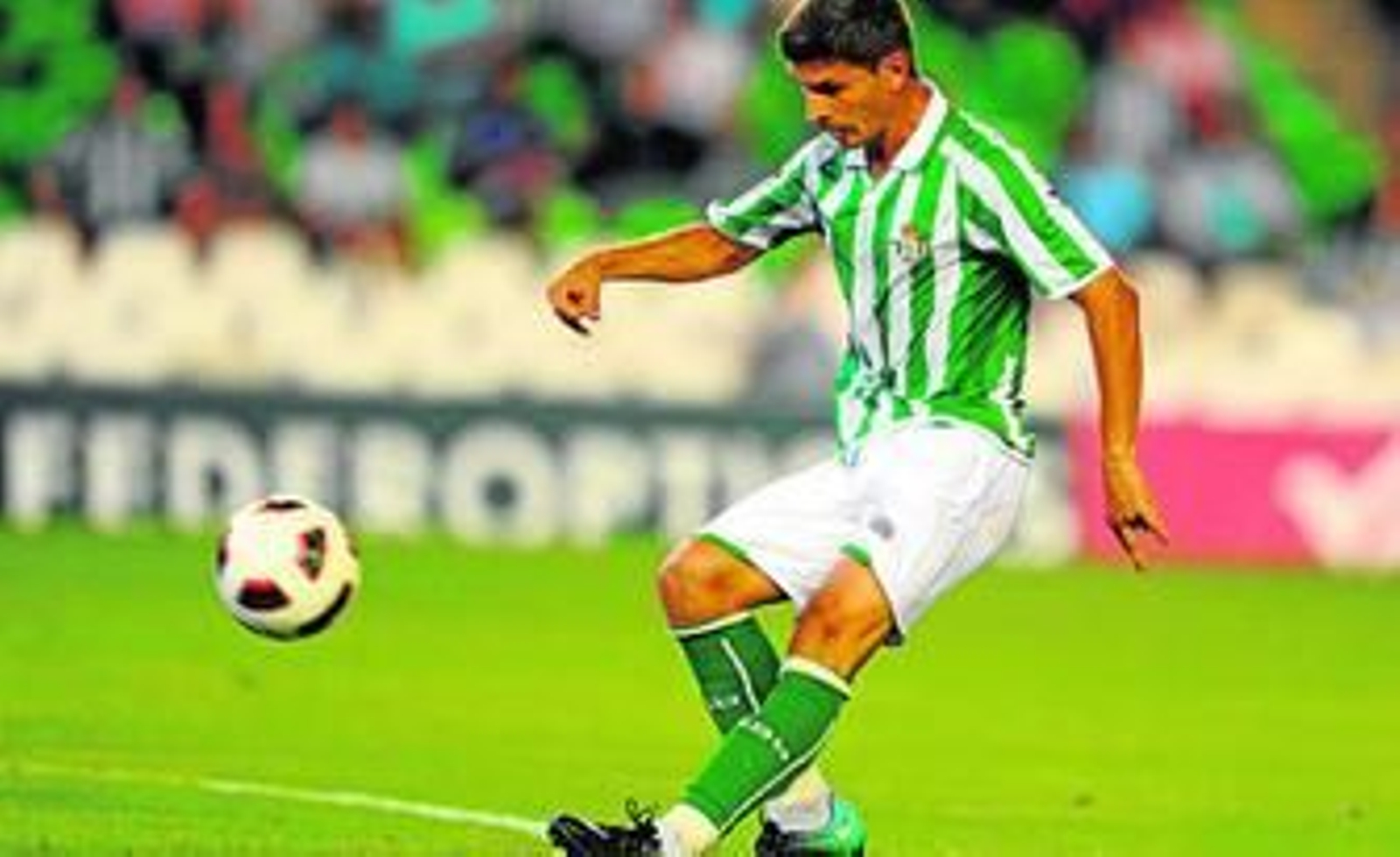 Salva Sevilla golpea el balón con la izquierda en la jugada que significó el tercer tanto del Betis ante el Granada.