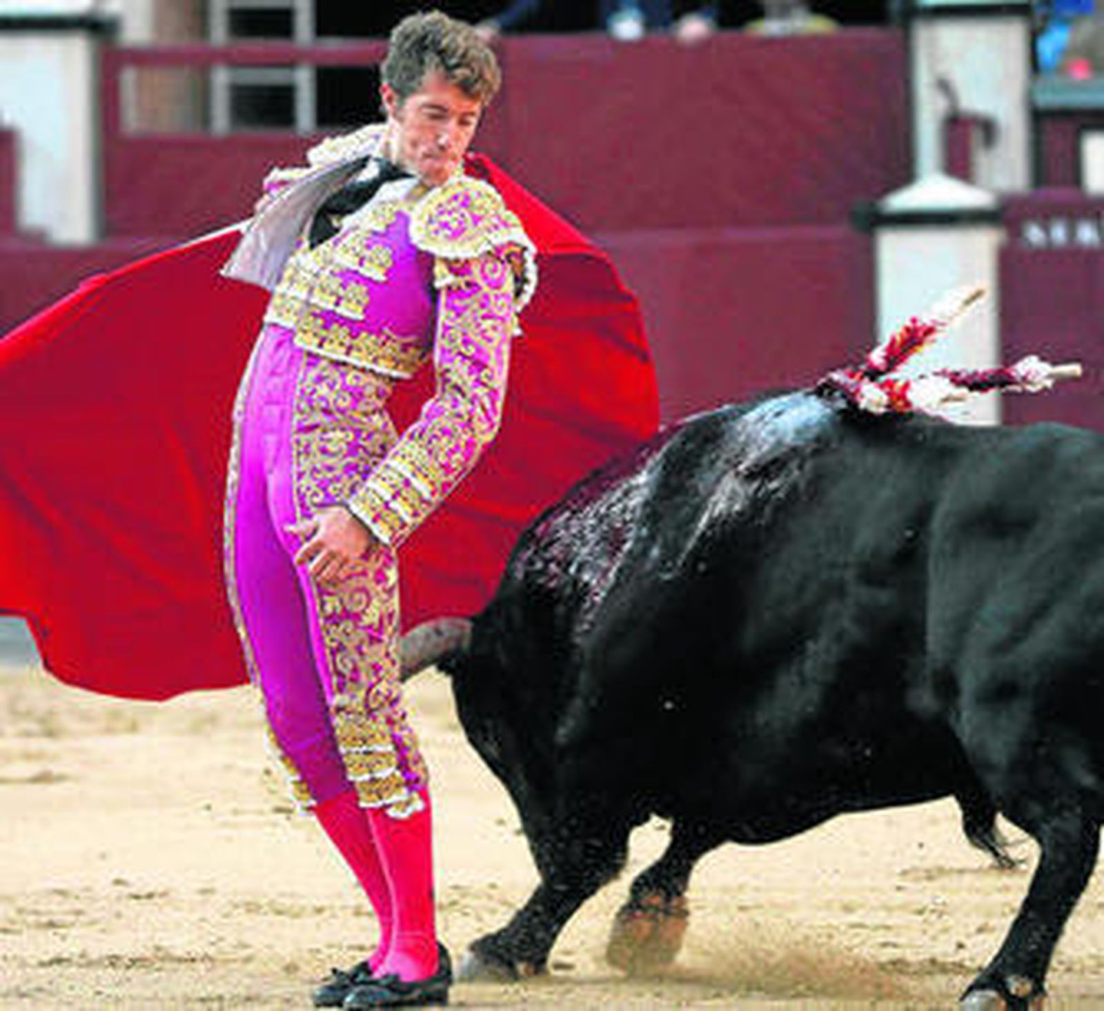 Manuel Escribano, en un muletazo por la espalda a su primer toro.