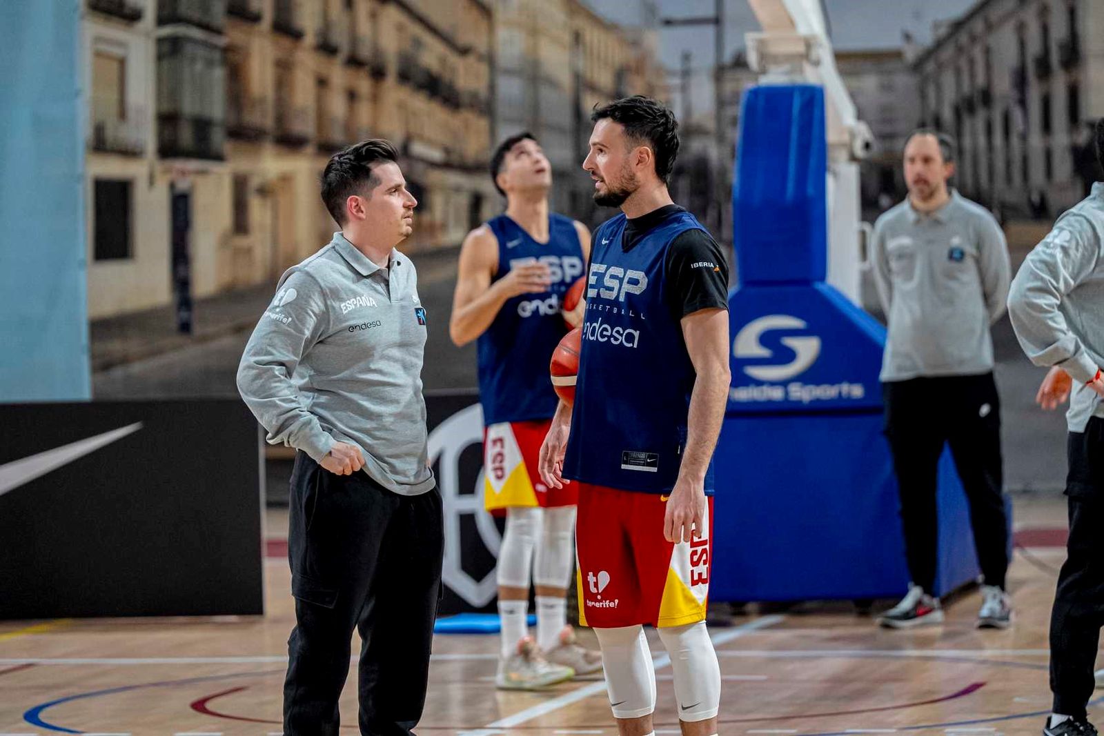 Arturo Ruiz y Lluis Costa dialogan durante un entrenamiento de la selección española