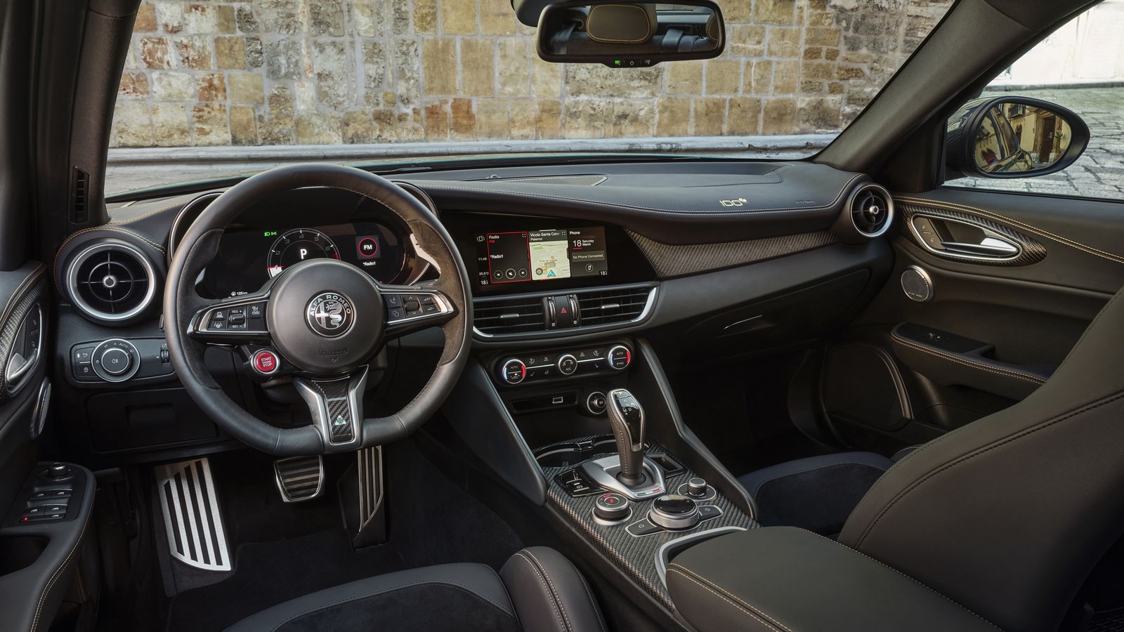 Las insignias del 100 Aniversario, costuras en dorado y fibra de carbono dan al interior de estos modelos un aire distintivo.