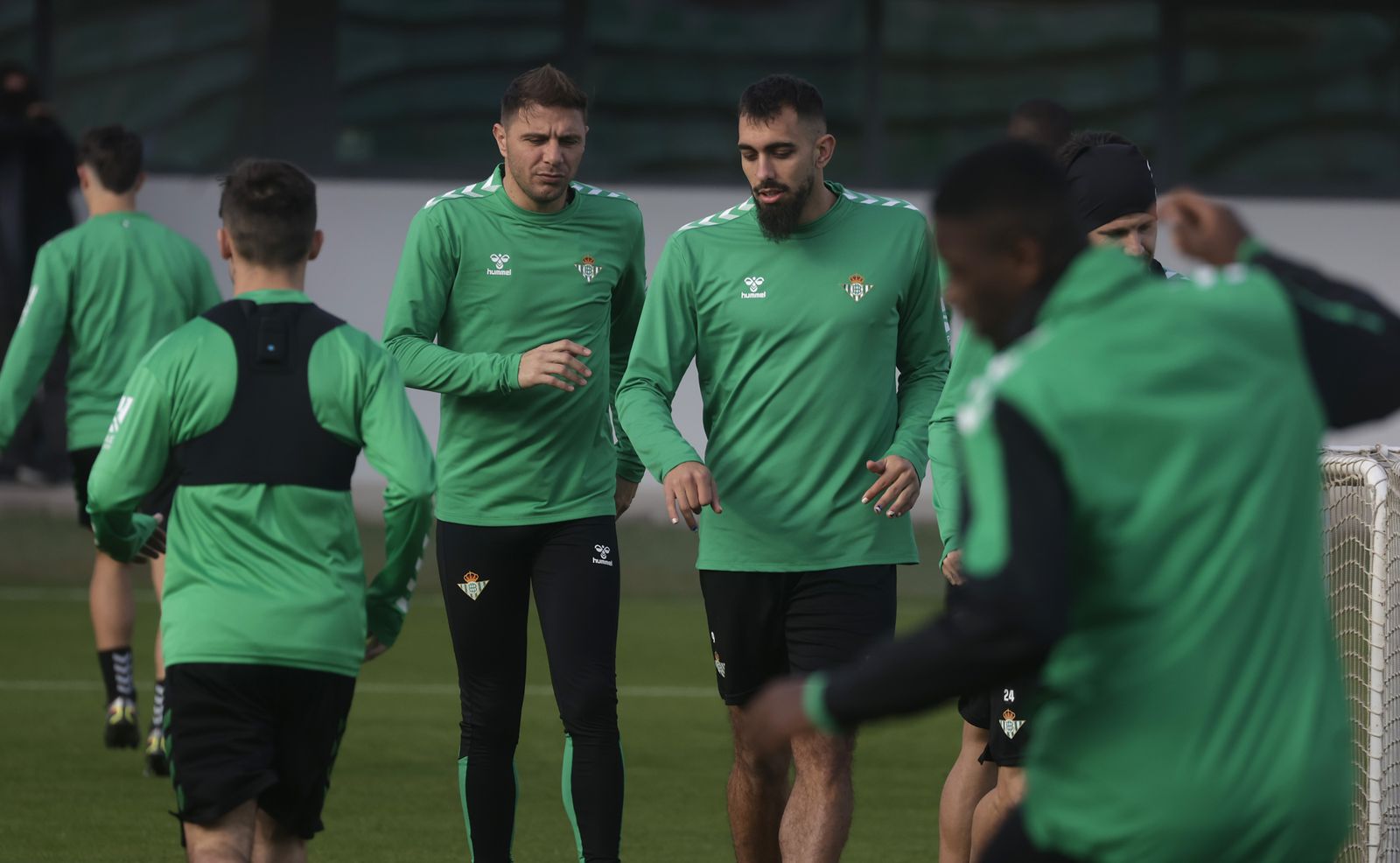 Joaquín, junto a Borja Iglesias, en un entrenamiento.