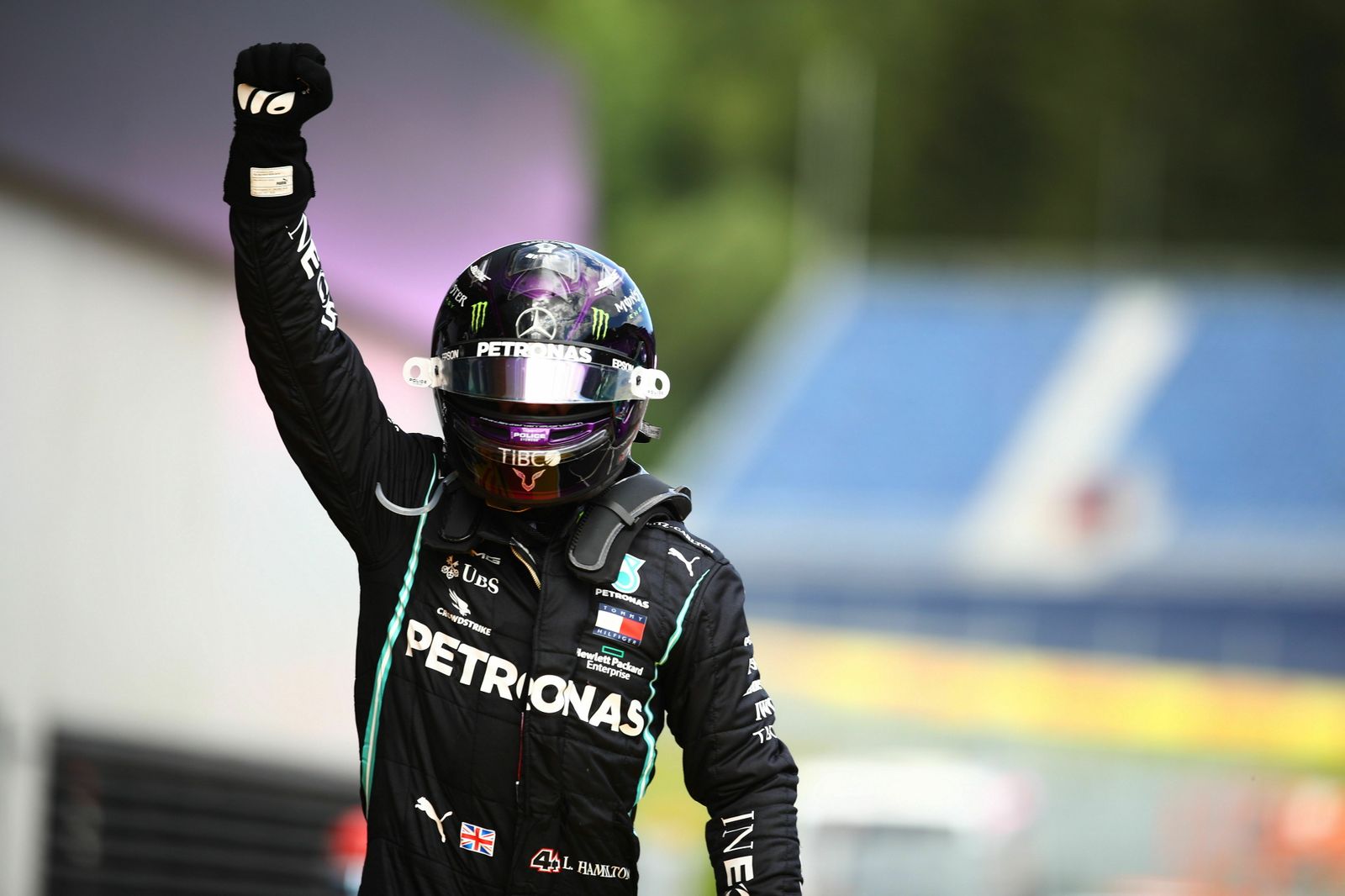 Lewis Hamilton alza el brazo celebrando su triunfo.
