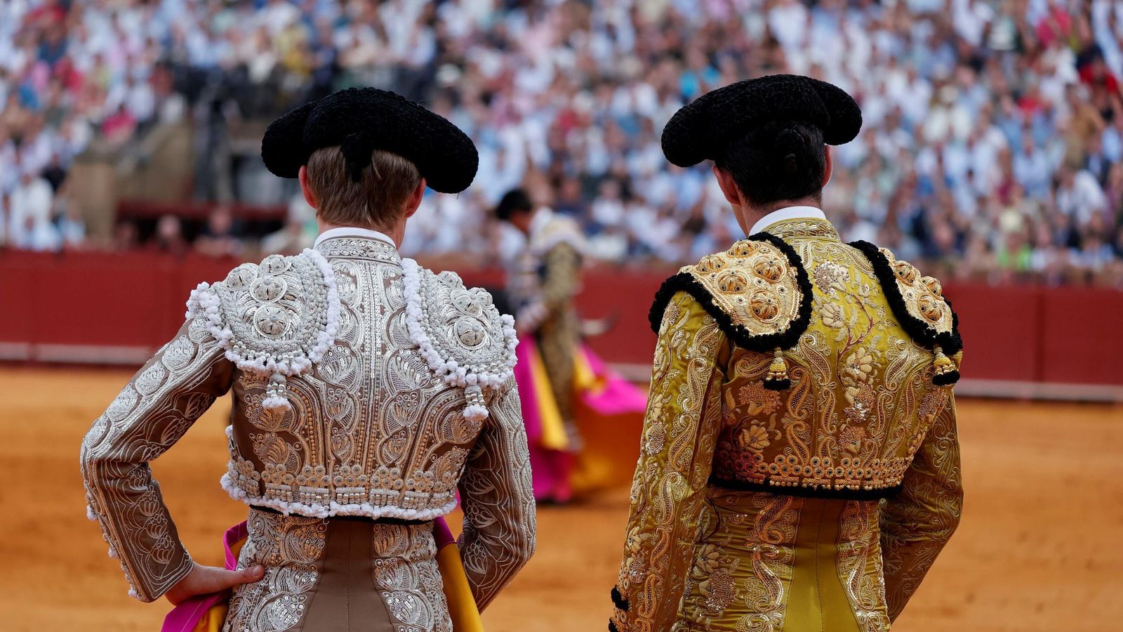 Talavante y Borja Jiménez contemplan a Daniel Luque en el primer tercio de la lidia.