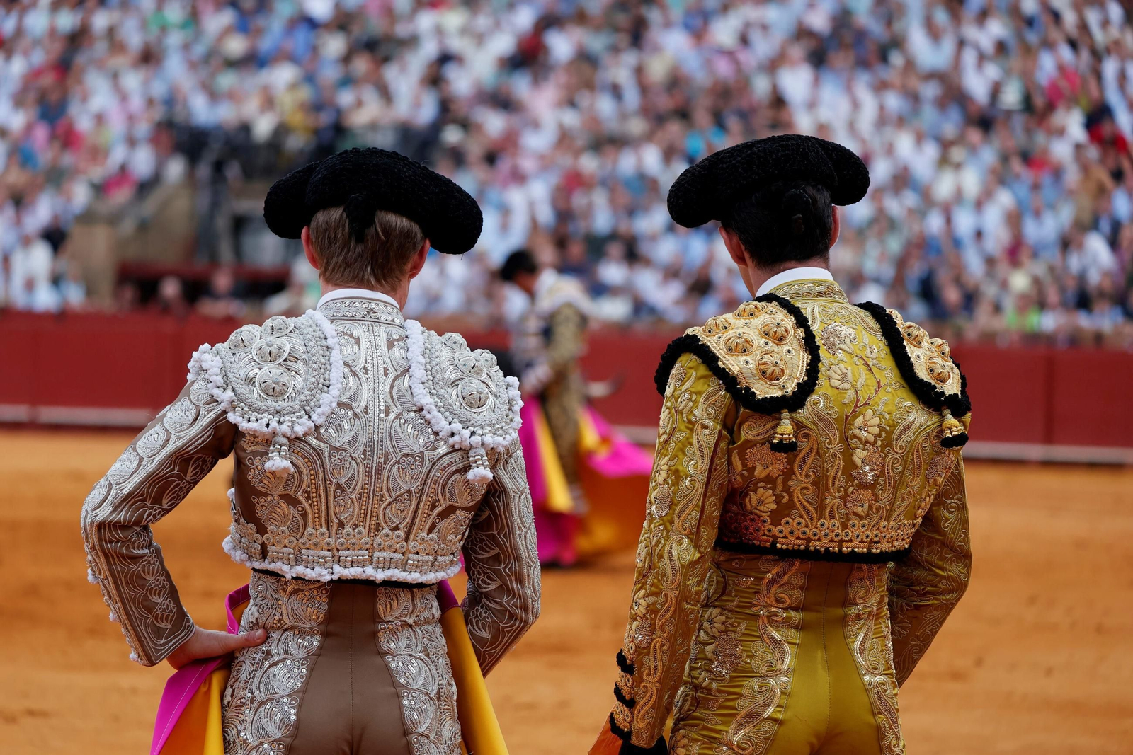 Talavante y Borja Jiménez contemplan a Daniel Luque en el primer tercio de la lidia.