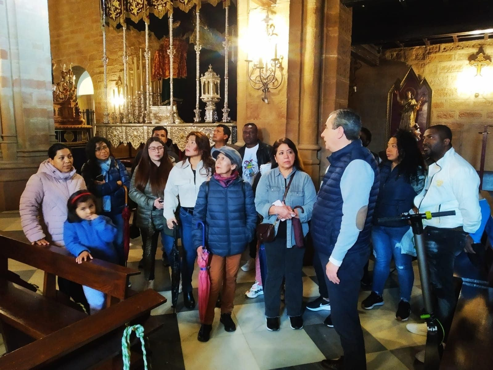 Los miembros de la Asociación Solidari@s ONG visitan algunos templos.