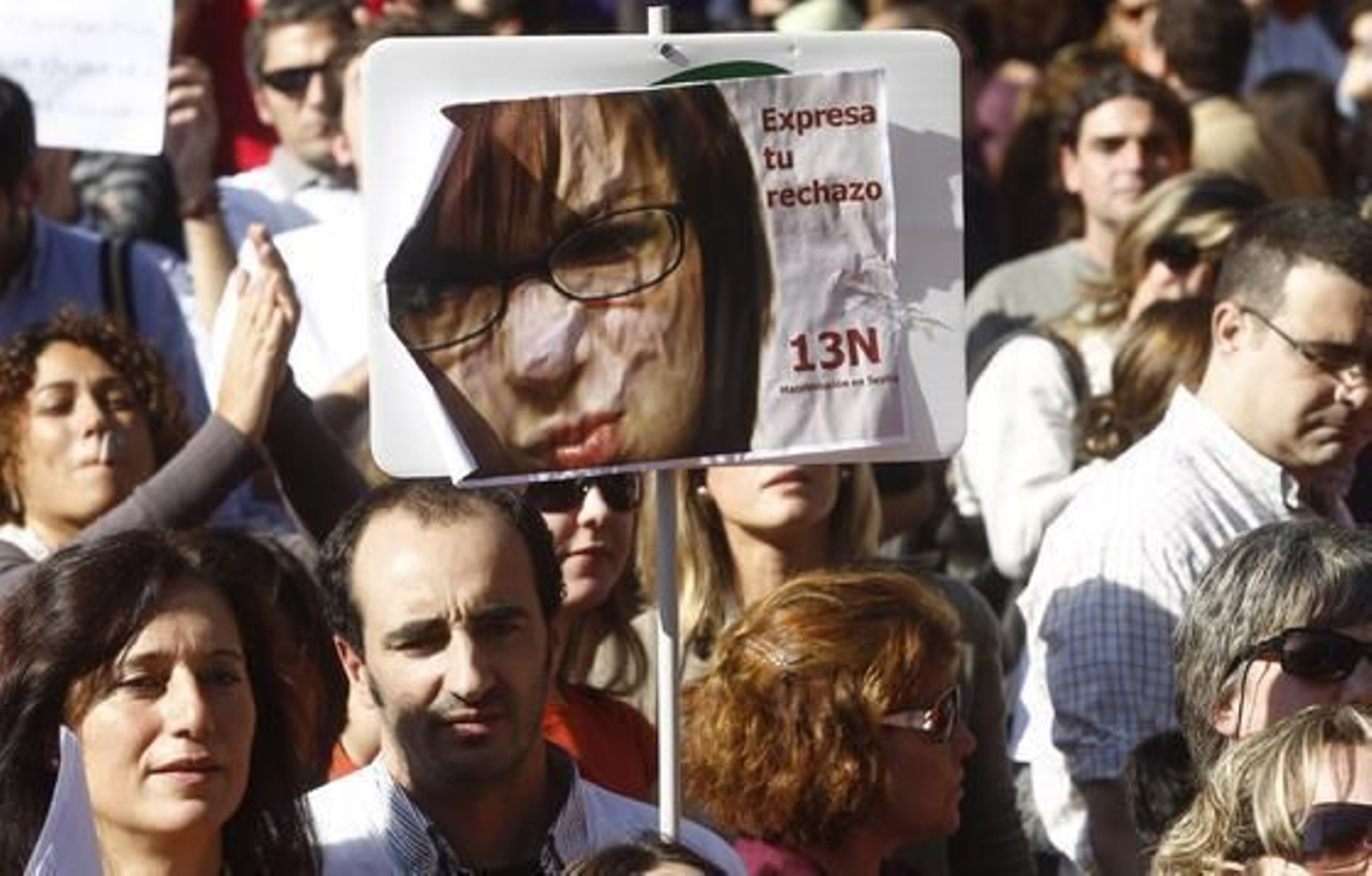 Miles de funcionarios se manifestaron desde la Alameda de Hércules hasta el Parlamento andaluz contra el decreto de la Junta bajo el lema 'Defiendo mi derecho y la gestión pública'.  Foto: Antonio Pizarro
