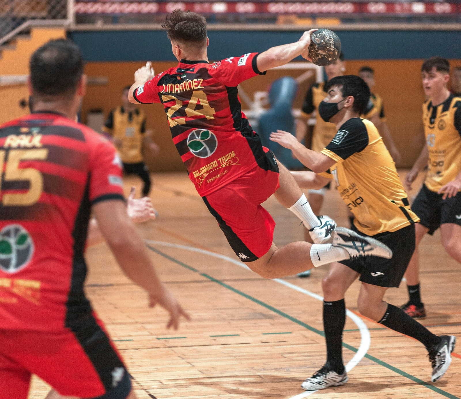 Martínez efectúa un lanzamiento a portería.