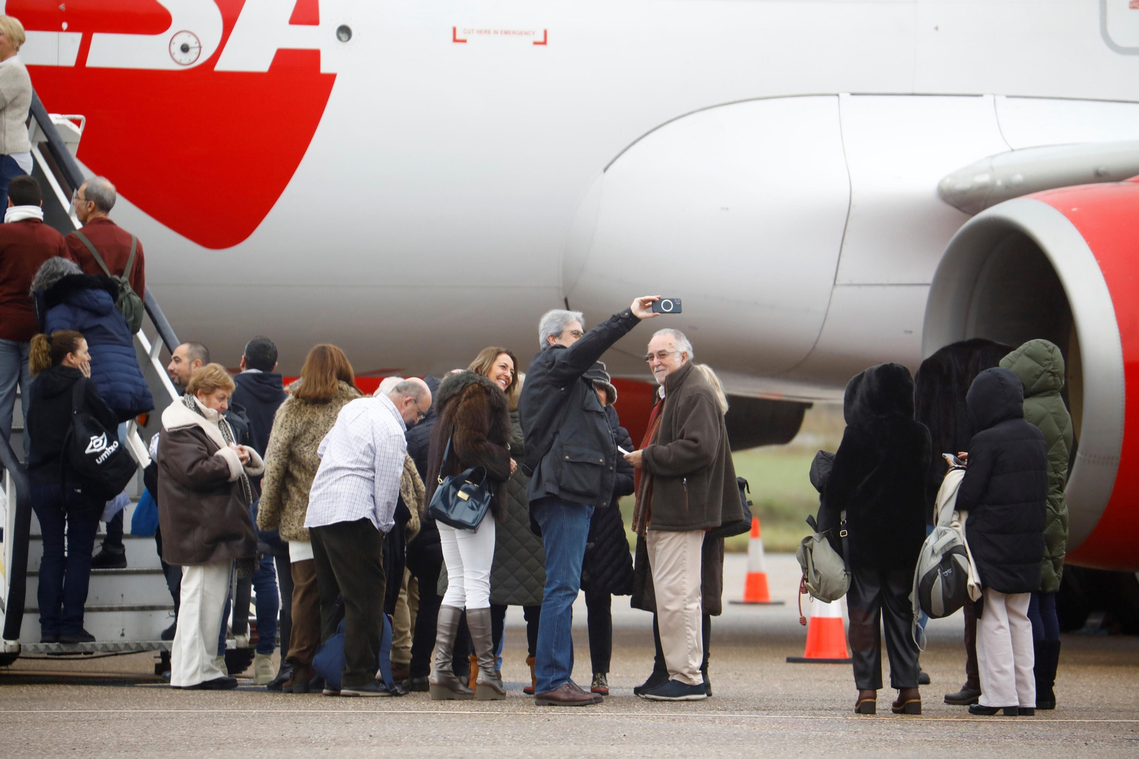 El despegue del el primer vuelo chárter a Europa en el aeropuerto de Córdoba, en imágenes