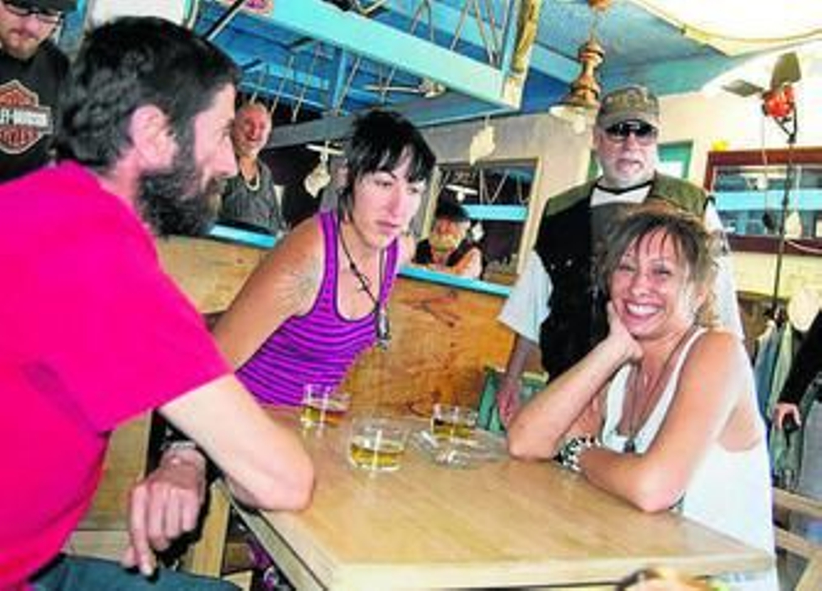 Paco Barrilado rueda una nueva trama en el mítico bar Los Charros