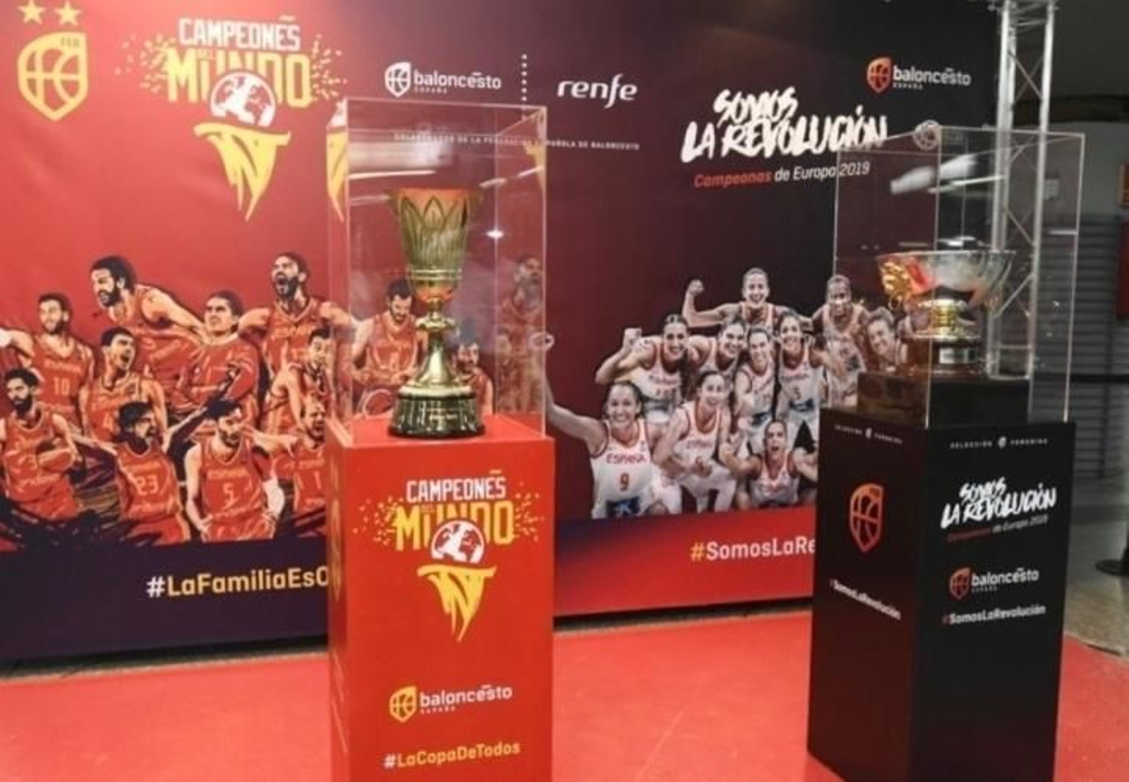 Los dos trofeos ganados por las selecciones absolutas de baloncesto en 2019, en una exposición.