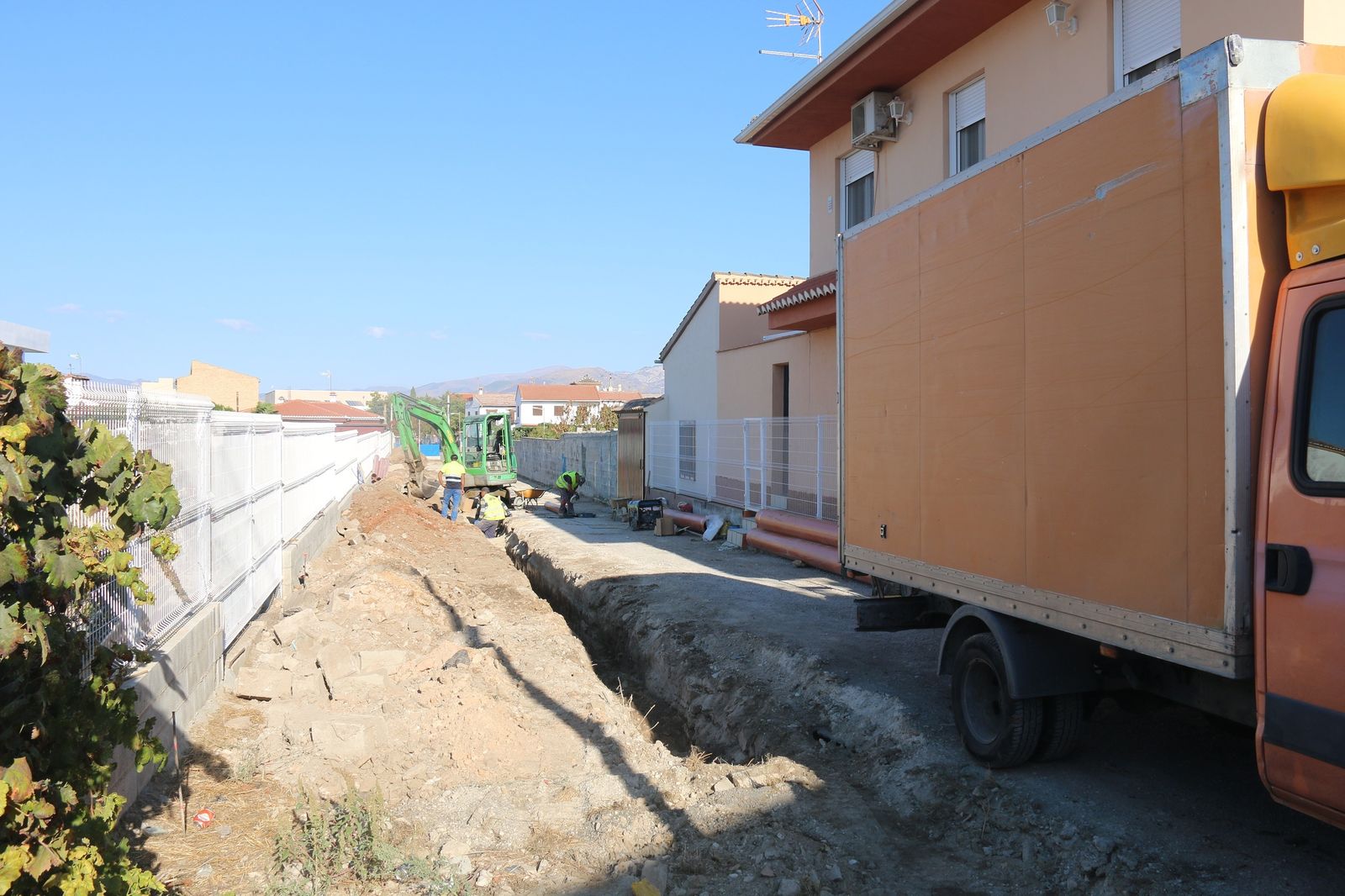 Trabajos en el camino privado que ha sido adecentado en Alhendín.
