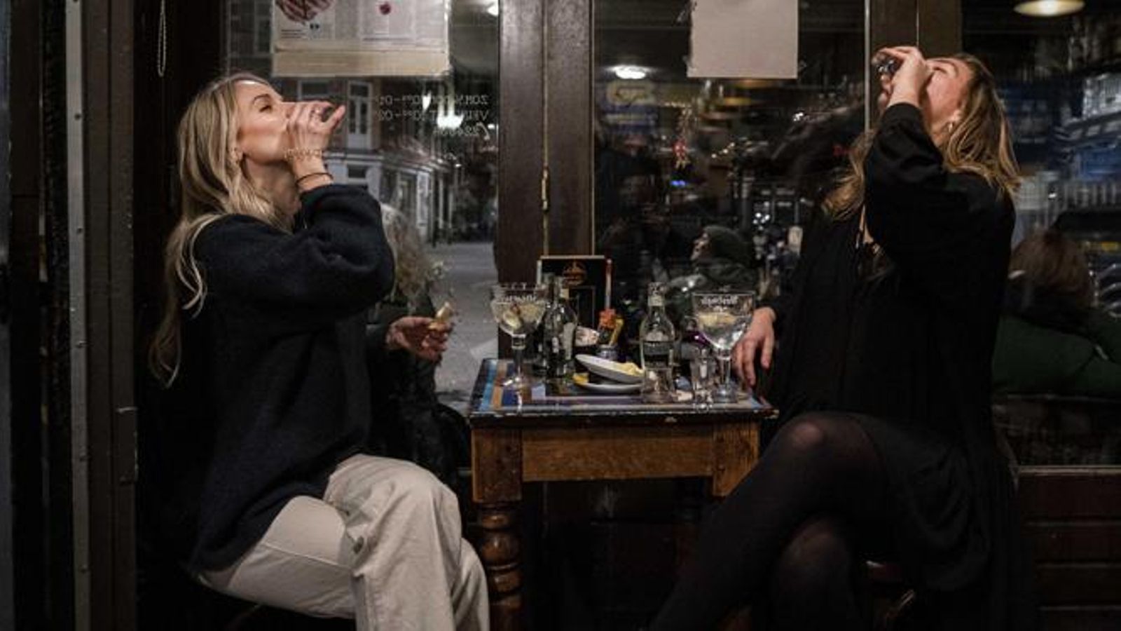Dos clientes apuran las últimas copas en Ámsterdam antes de la entra en vigor de las restricciones.