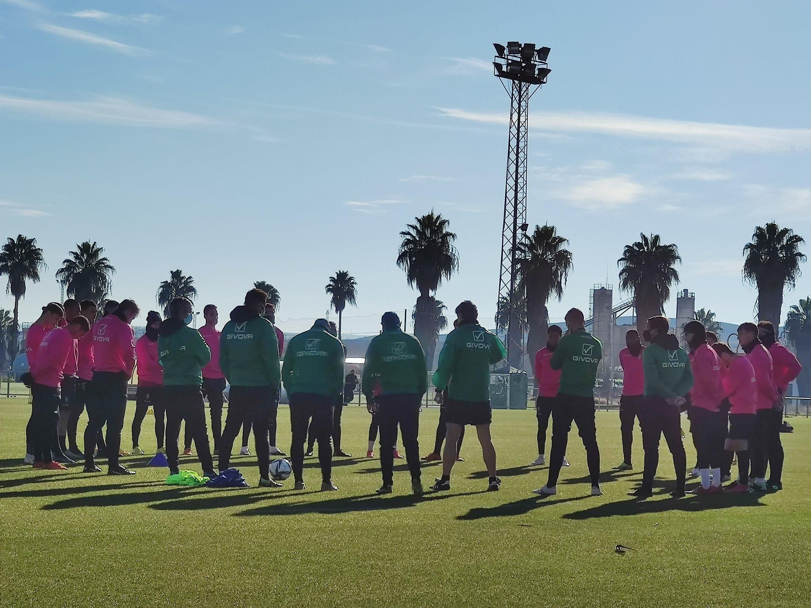 La plantilla del Córdoba CF, en los instantes previos al entrenamiento de este lunes en la Ciudad Deportiva.