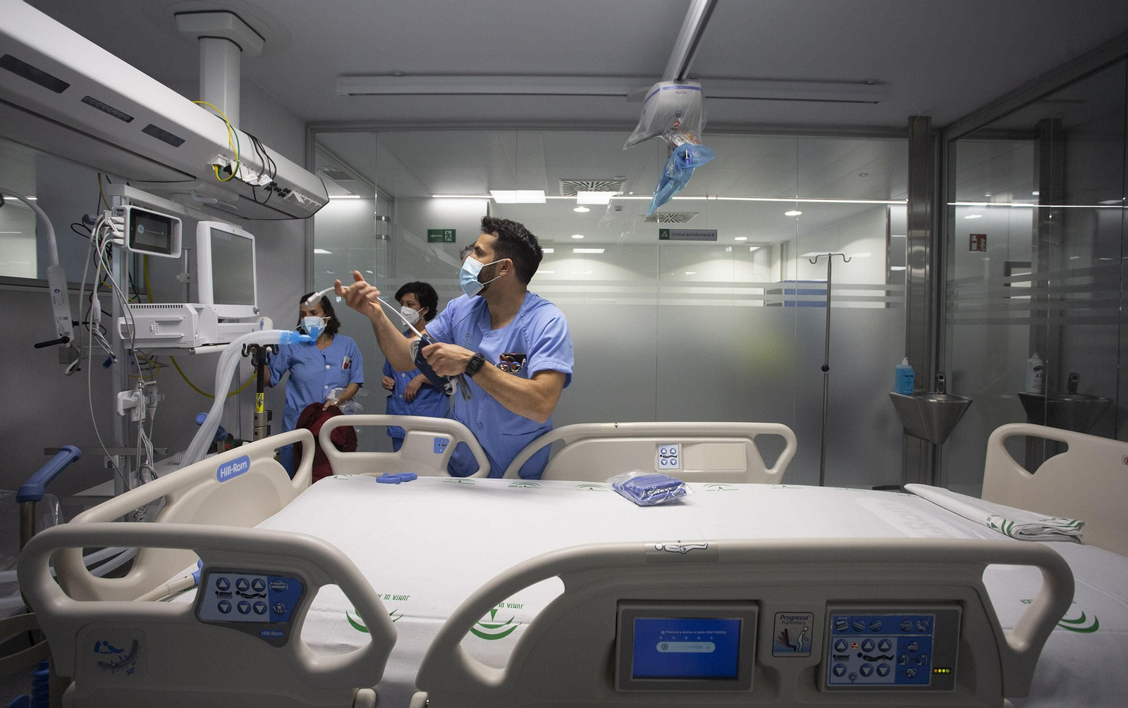 Las imágenes de la visita al interior del Hospital Militar de Sevilla