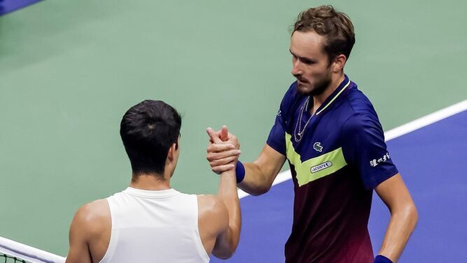 Alcaraz le da la enhorabuena a Medvedev tras su derrota.