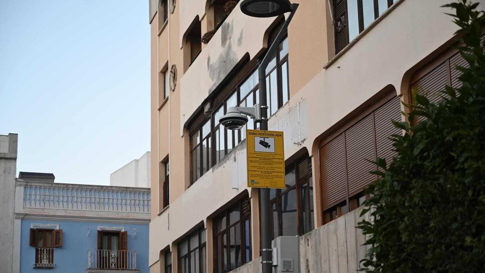 Cámara de videovigilancia instalada frente al General Óptica de la Plaza Alta.