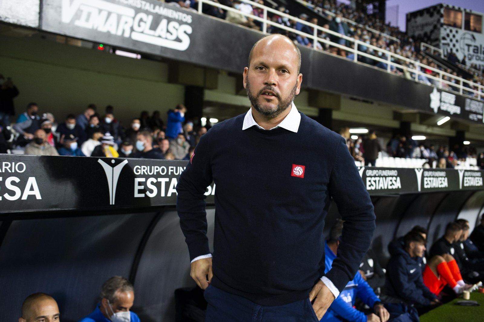 José Alberto López, en el banquillo del Estadio Municipal Cartagonova.