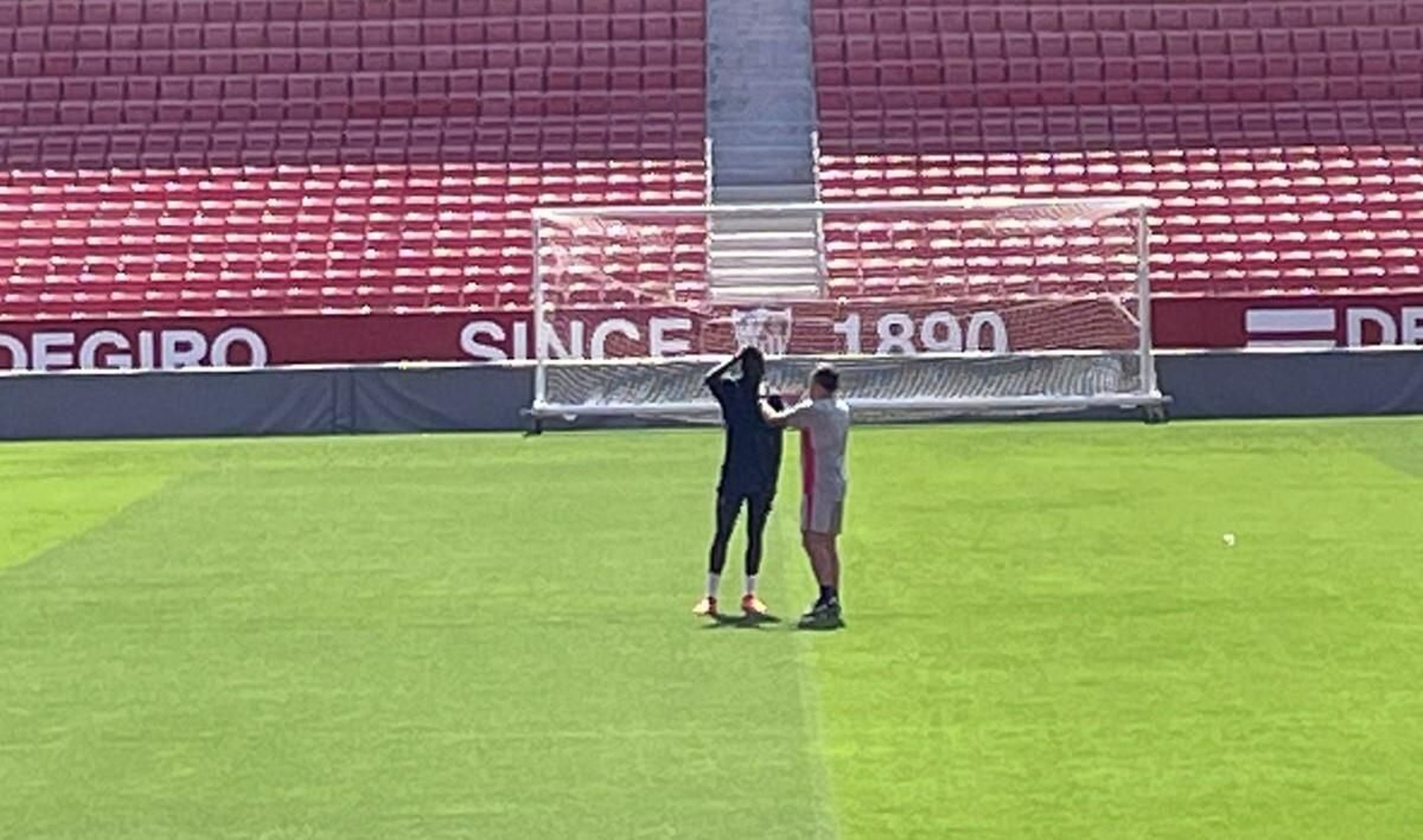 Mendilibar conversa con Pape Gueye al final del entrenamiento