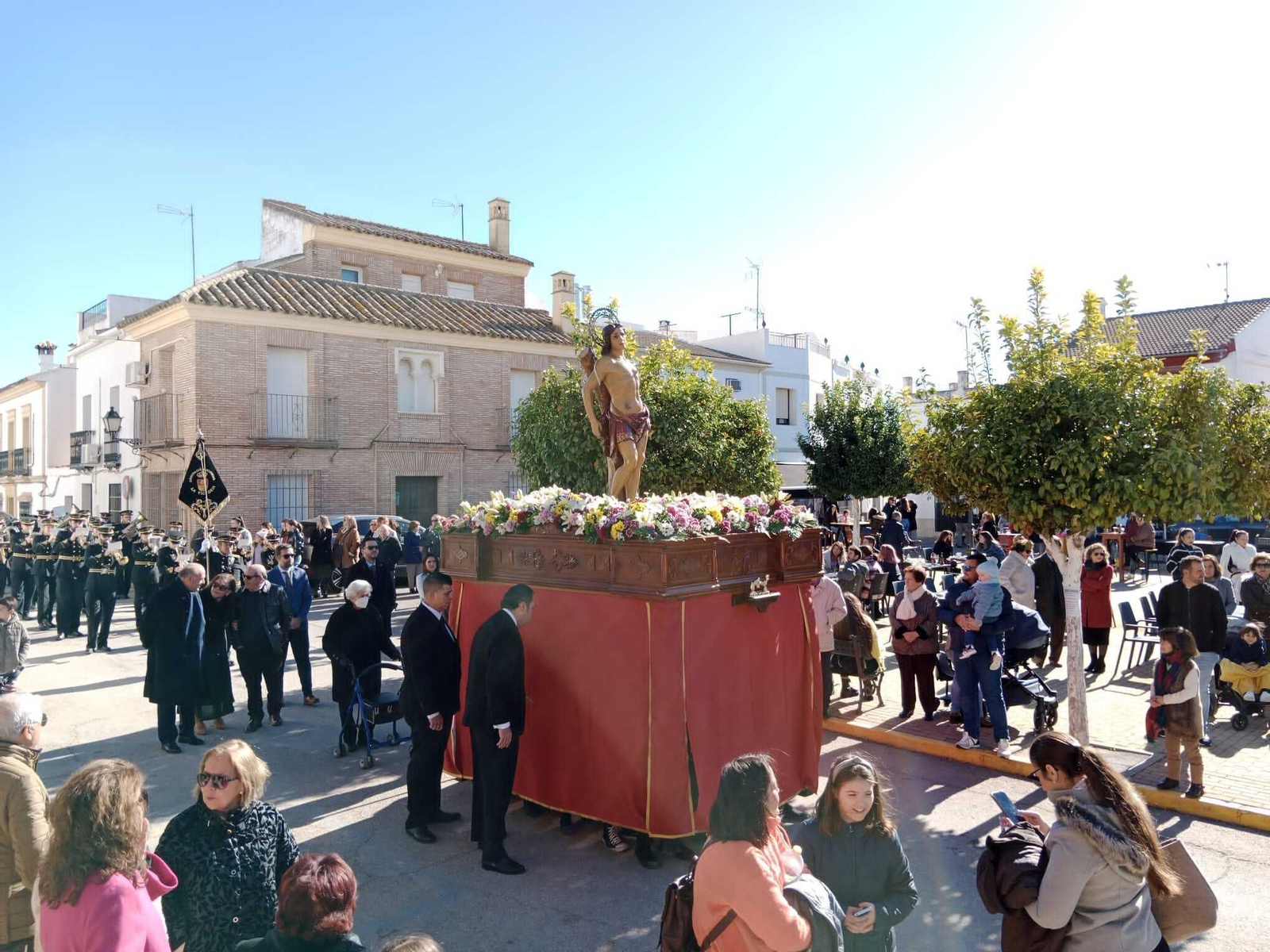 La procesión del patrón y la fiesta del pavo con fideos en San Sebastián de los Ballesteros, en imágenes