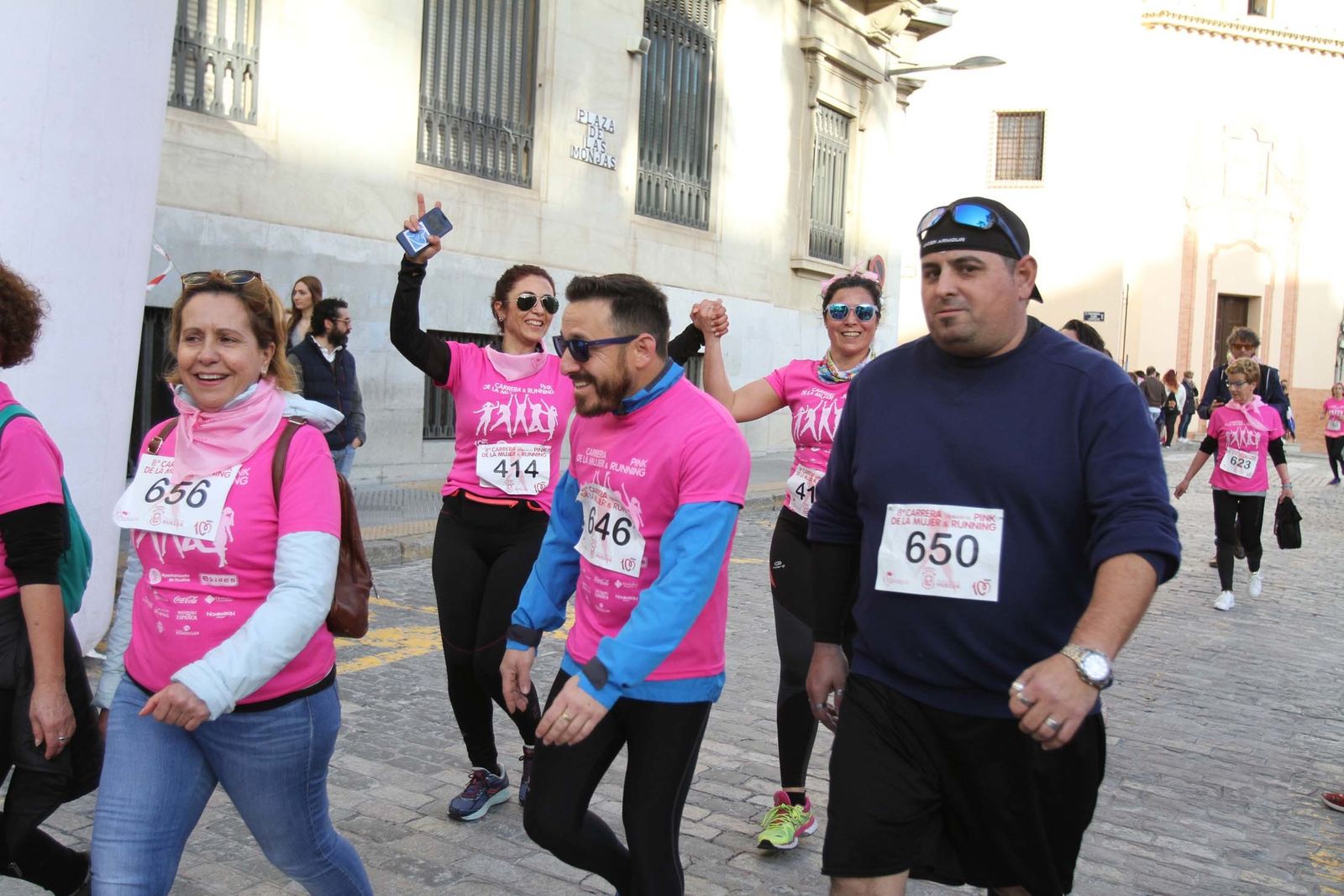 Imágenes de la Carrera contra el cáncer de mama de Huelva.