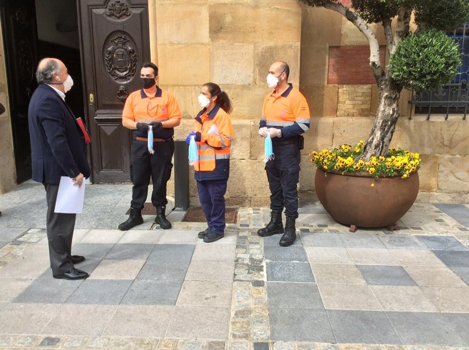 José Ignacio Landaluce, alcalde de Algeciras, junto a tres voluntarios de Protección Civil, este viernes.
